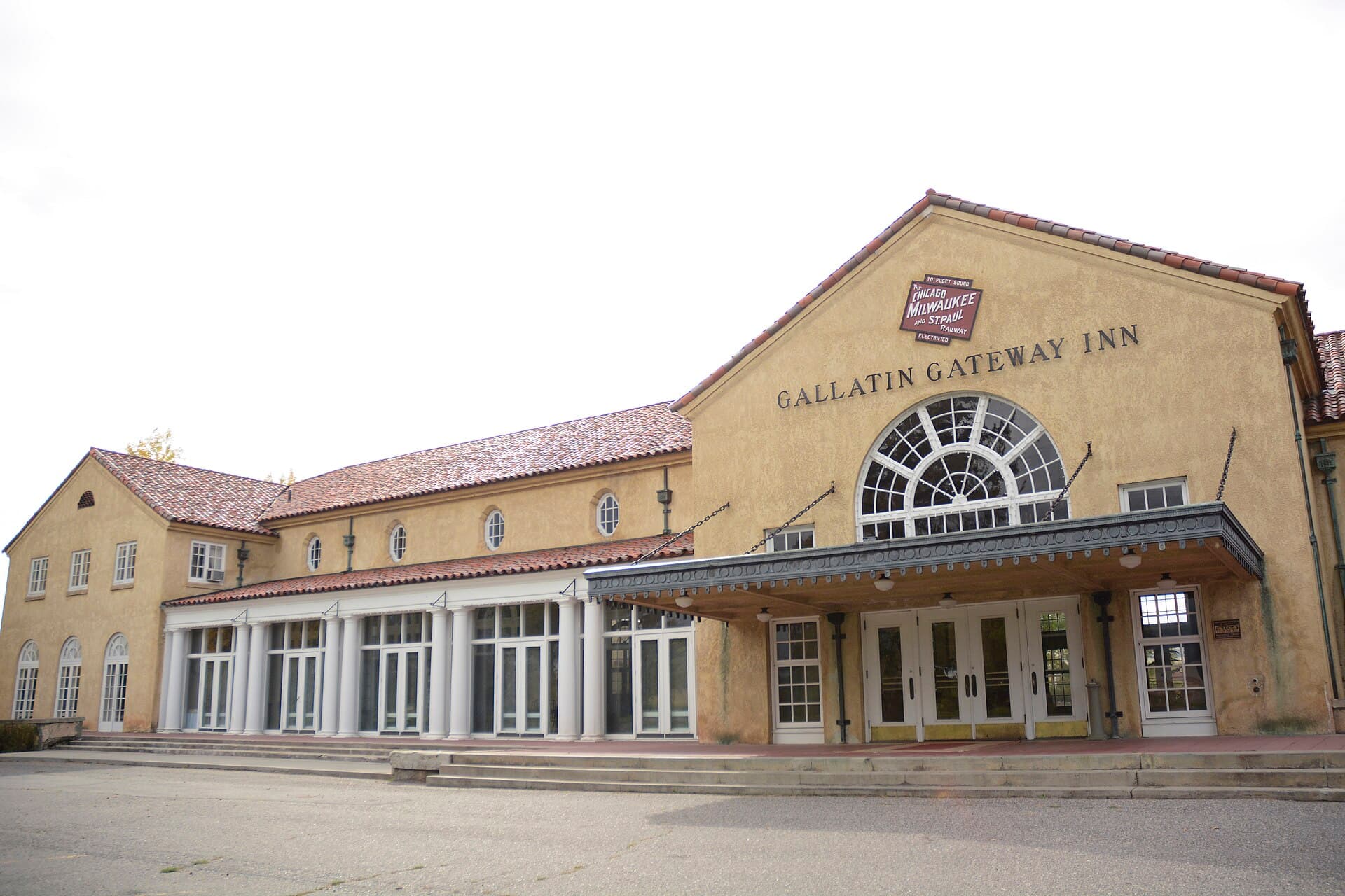 Gallatin Gateway Inn (via Wikimedia Commons, CC BY-SA 3.0)