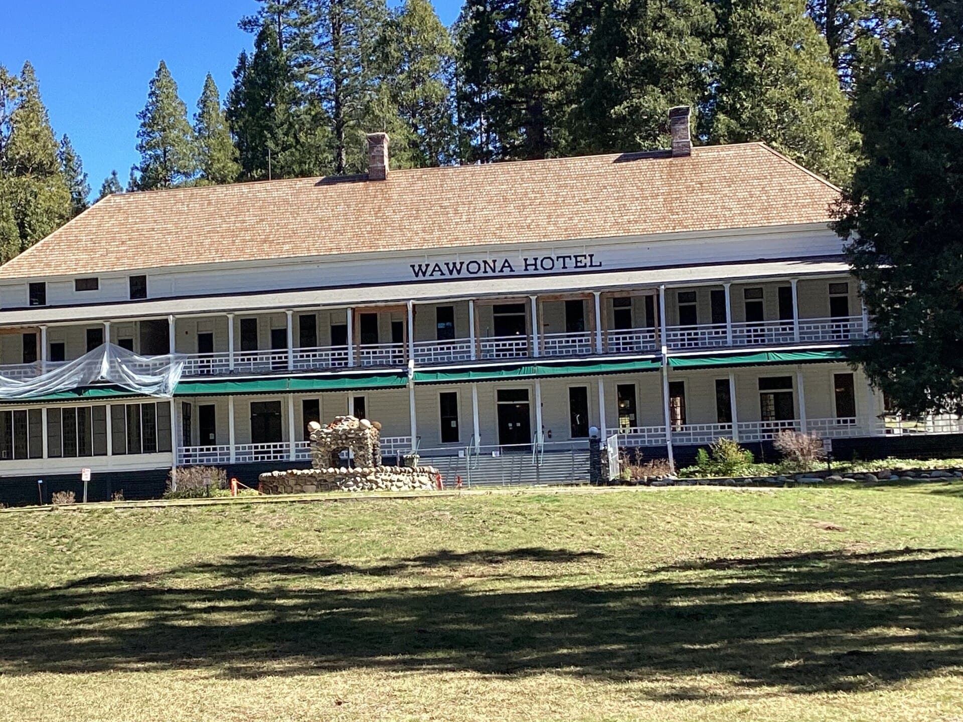 Wawona Hotel (via Wikimedia Commons, CC BY-SA 4.0)