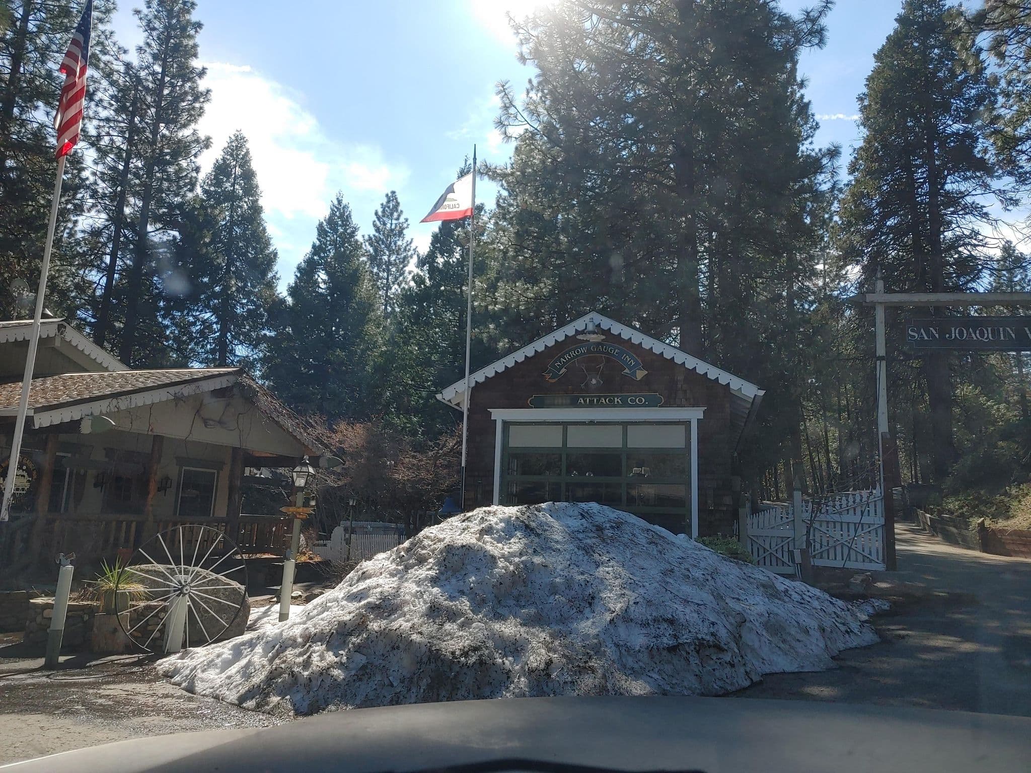 Street view near Narrow Gauge Inn, Ahwahnee — © nmixter (CC BY-SA · Mapillary)