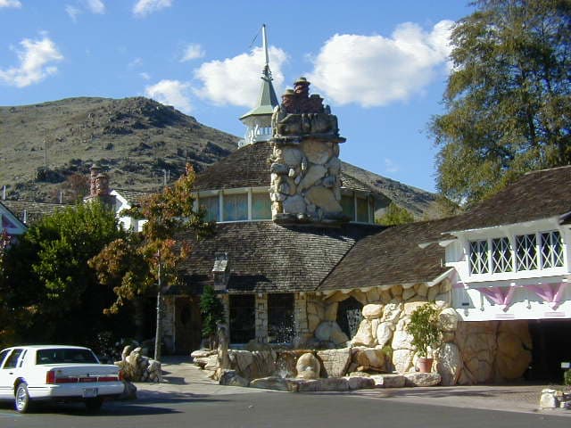 Madonna Inn (via Wikimedia Commons, CC BY-SA 2.5)