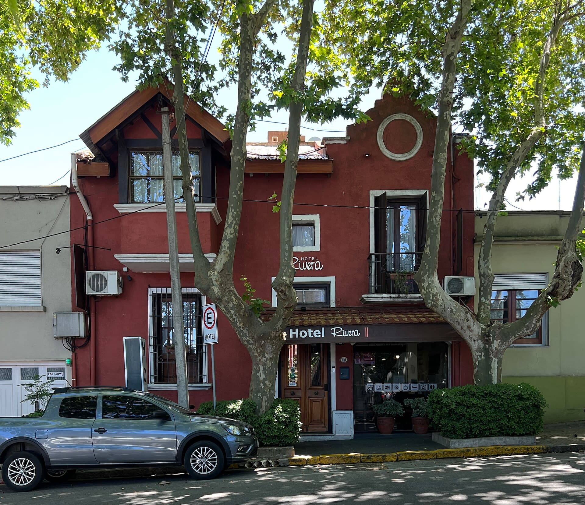 Hotel Rivera (via Wikimedia Commons, CC BY-SA 3.0)