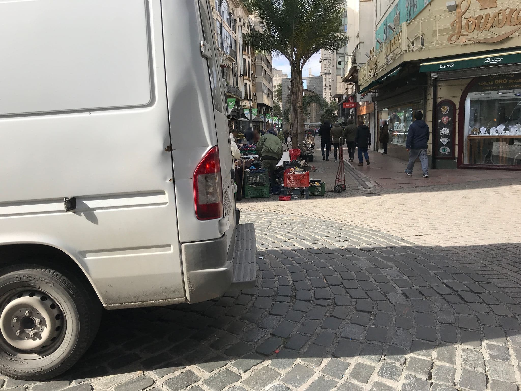 Street view near Hotel Palacio, Montevideo — © ejegg (CC BY-SA · Mapillary)