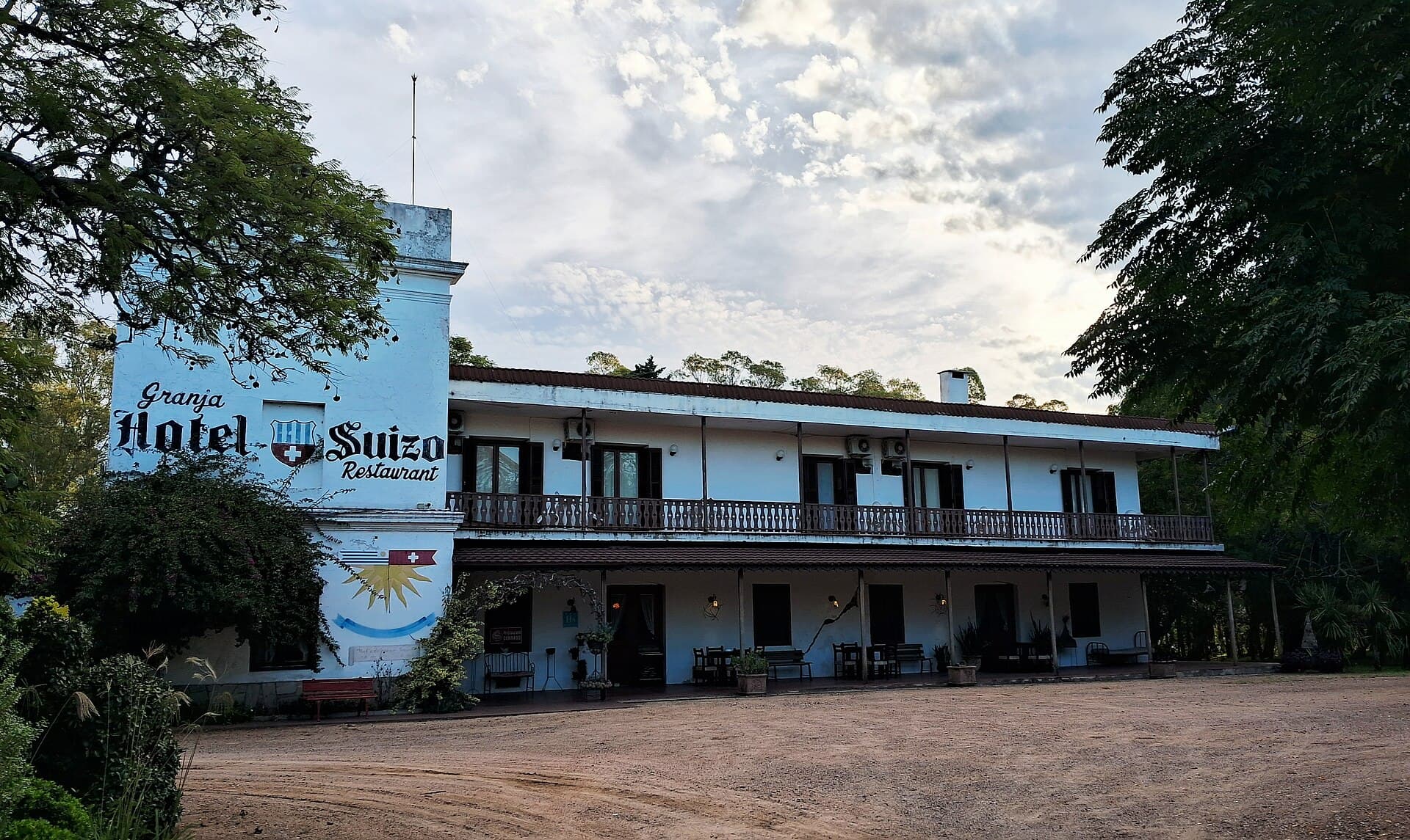 Hotel Suizo (via Wikimedia Commons, CC BY-SA 4.0)