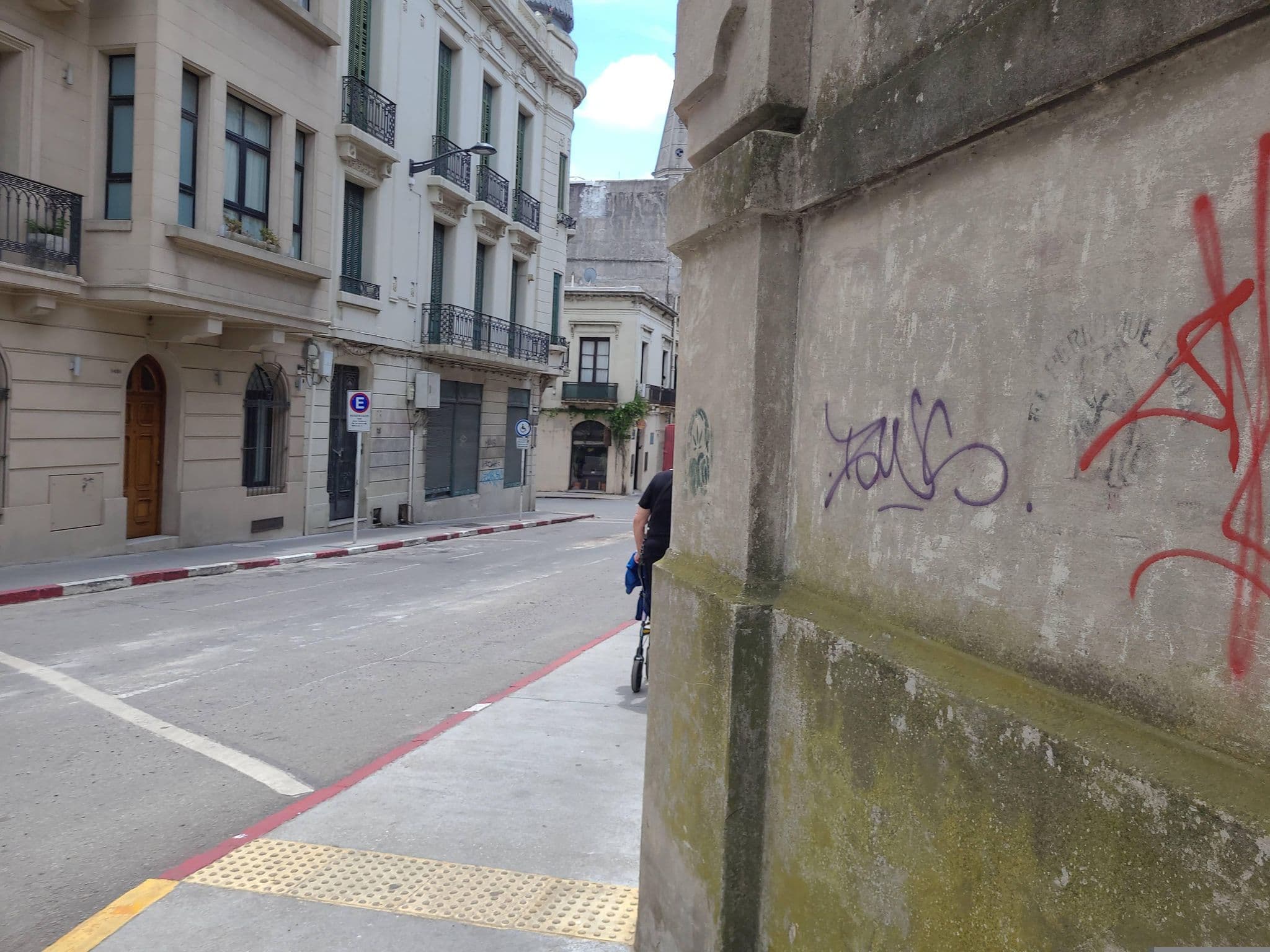 Street view near Alma Histórica Boutique Hotel, Montevideo — © jopparn (CC BY-SA · Mapillary)