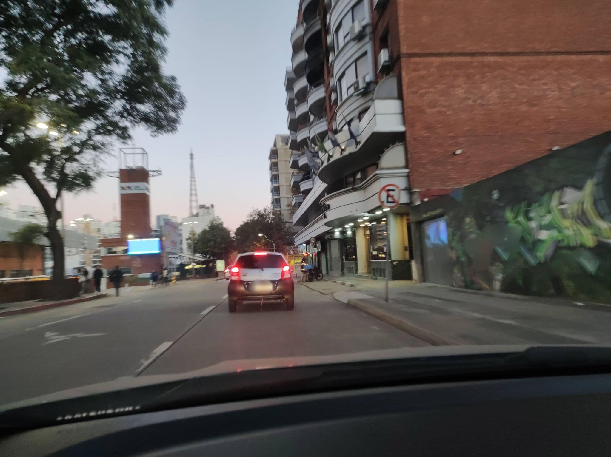 Street view near Days Inn Montevideo, Montevideo — © sirgabouy (CC BY-SA · Mapillary)