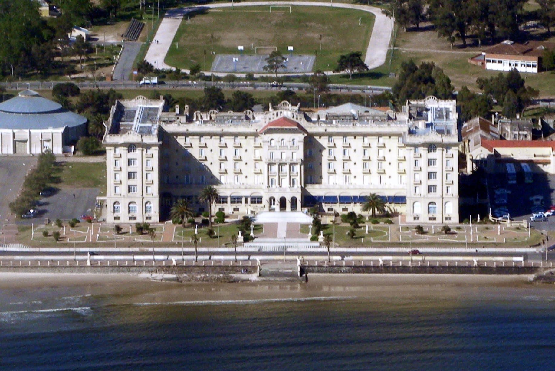 Argentino Hotel (via Wikimedia Commons, CC BY-SA 3.0)