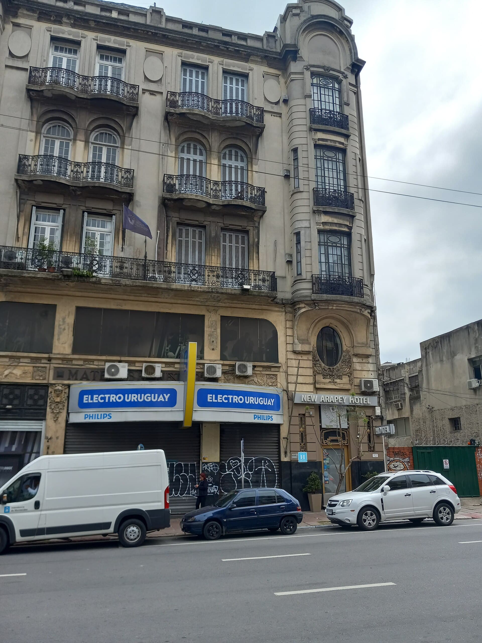 New Arapey Hotel (via Wikimedia Commons, CC BY-SA 3.0)