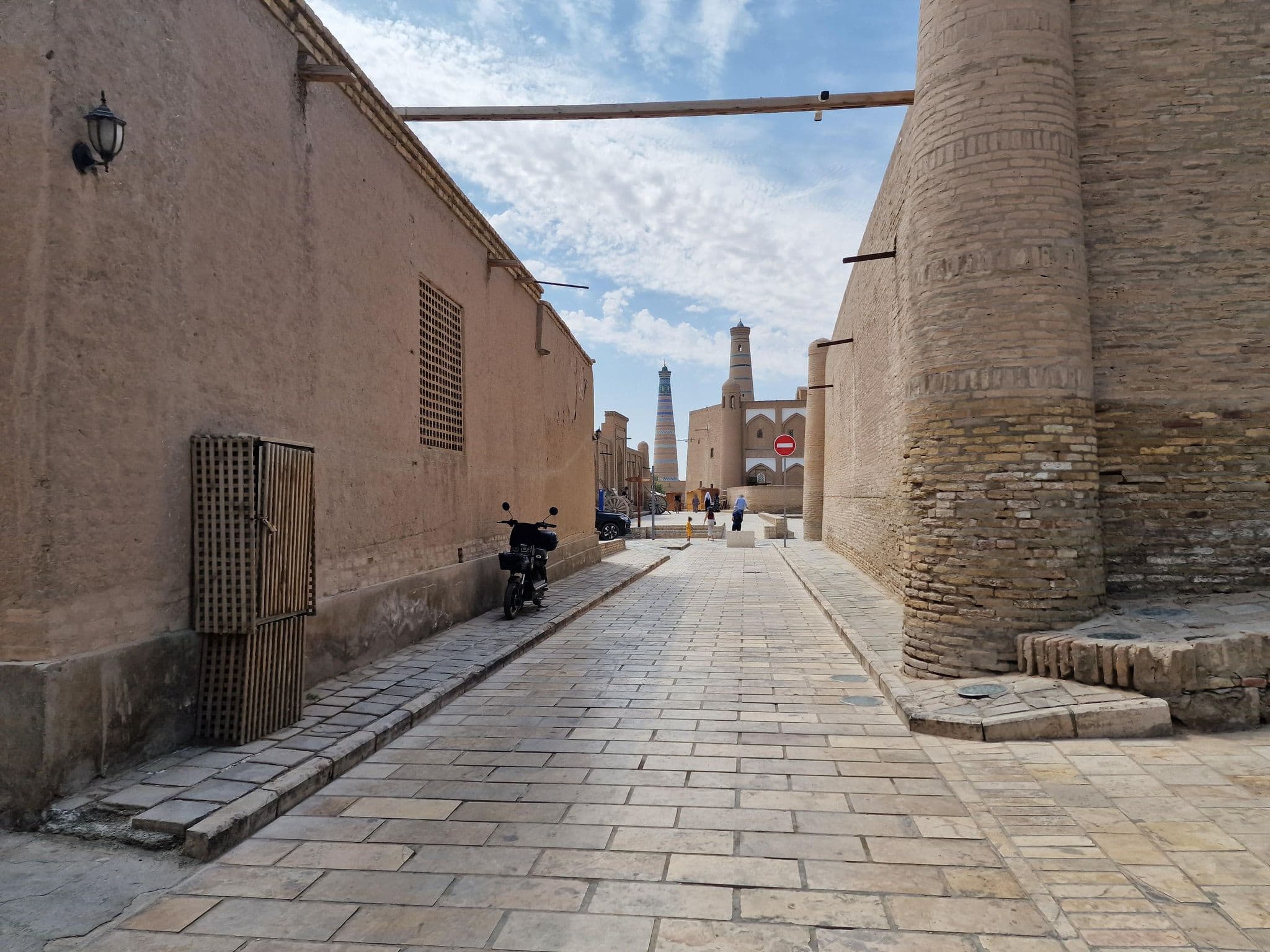 Street view near Xiva Boyon Ota, Xiva — © ZafarDusanov (CC BY-SA · Mapillary)