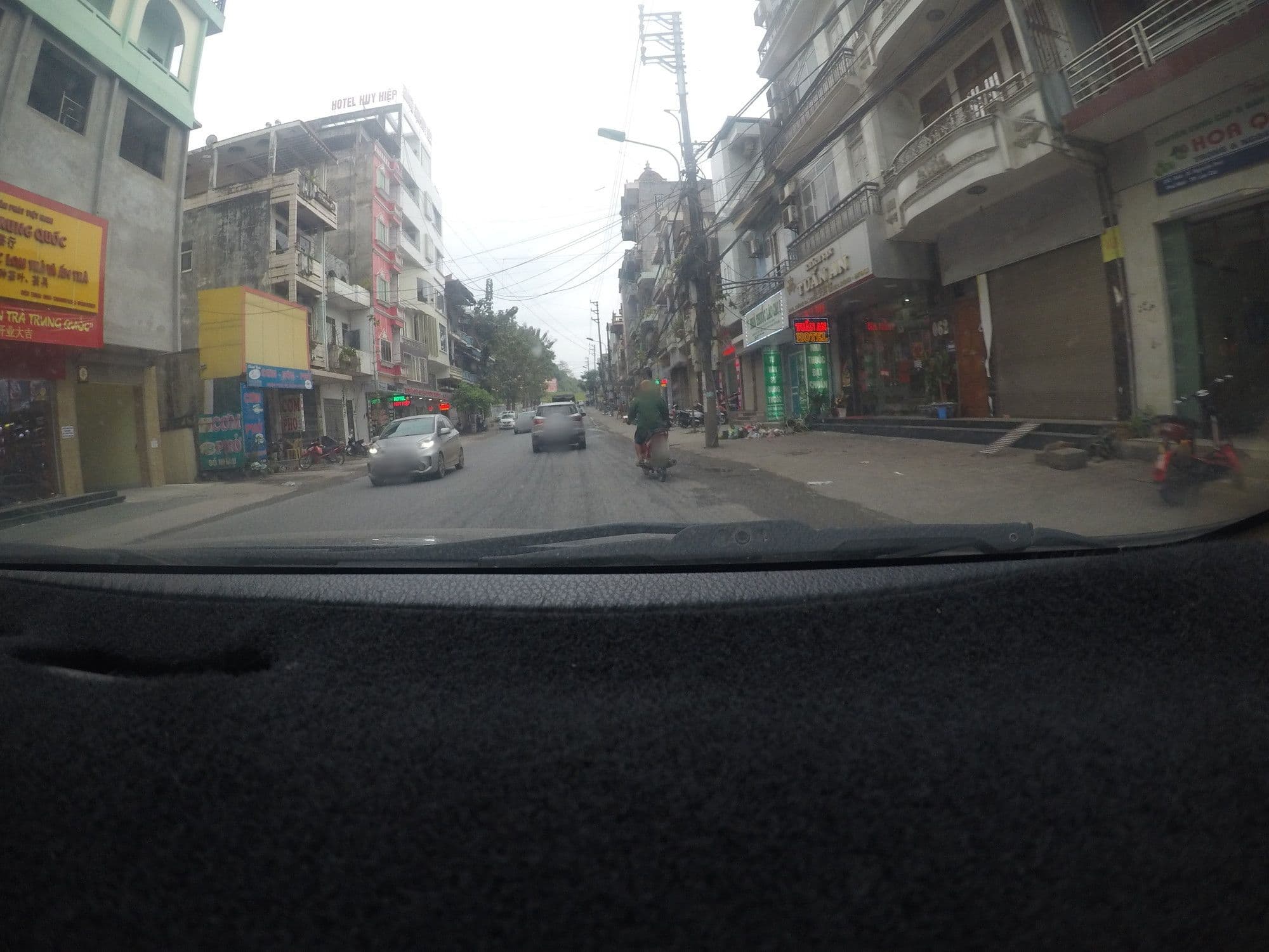 Street view near Nhà Nghỉ Hồng Ngọc, Lào Cai — © 24dakenlo (CC BY-SA · Mapillary)