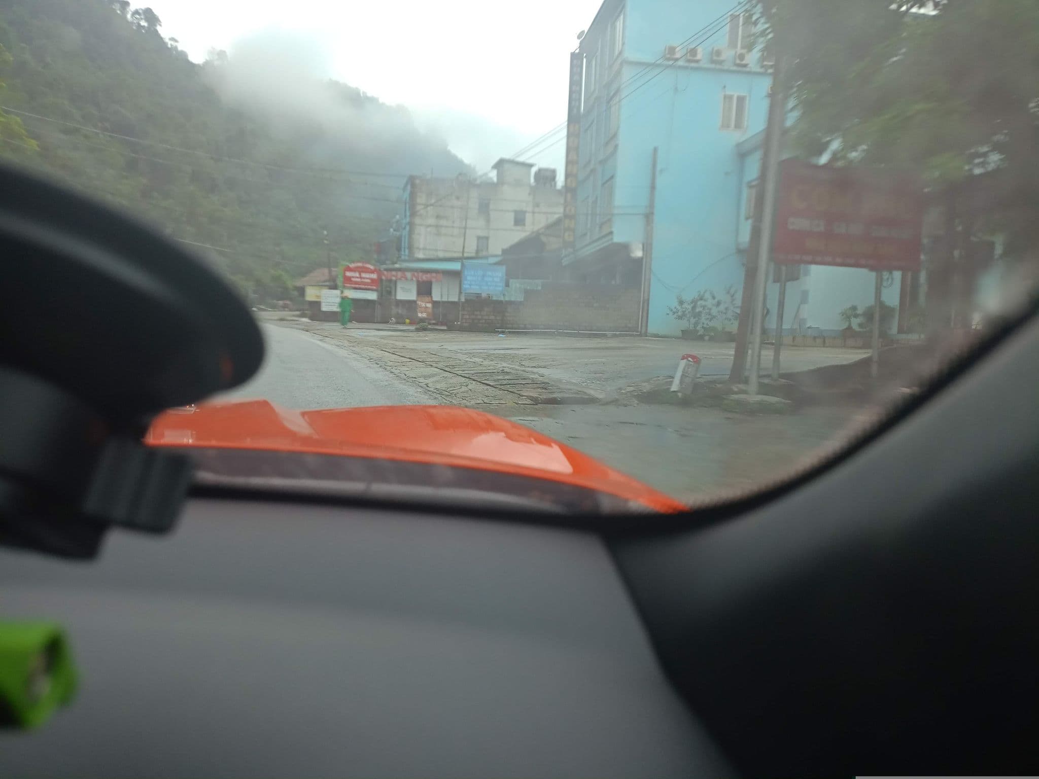 Street view near Nhà nghỉ - Quán ăn, Hòa Bình — © XeLangThang (CC BY-SA · Mapillary)