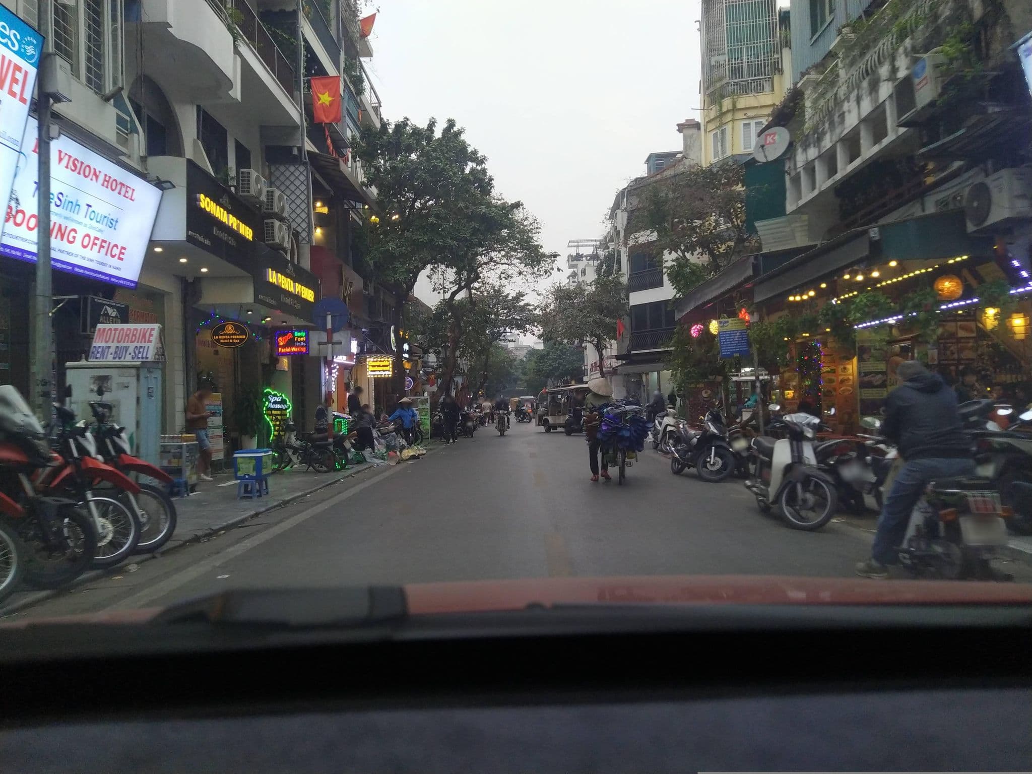 Street view near Khách Sạn Little Hanoi Diamond, Hoàn Kiếm