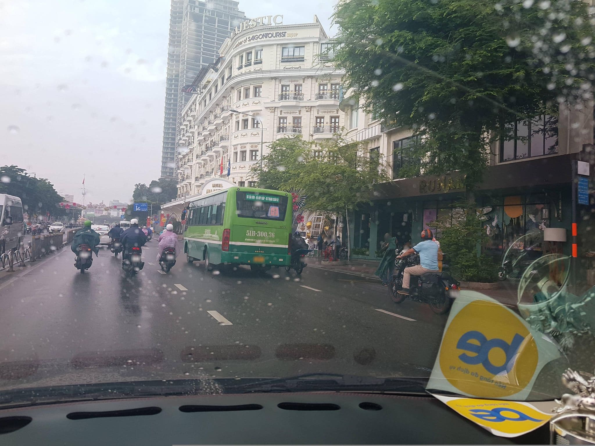 Street view near Khách Sạn Riverside Saigon, Quận Bốn