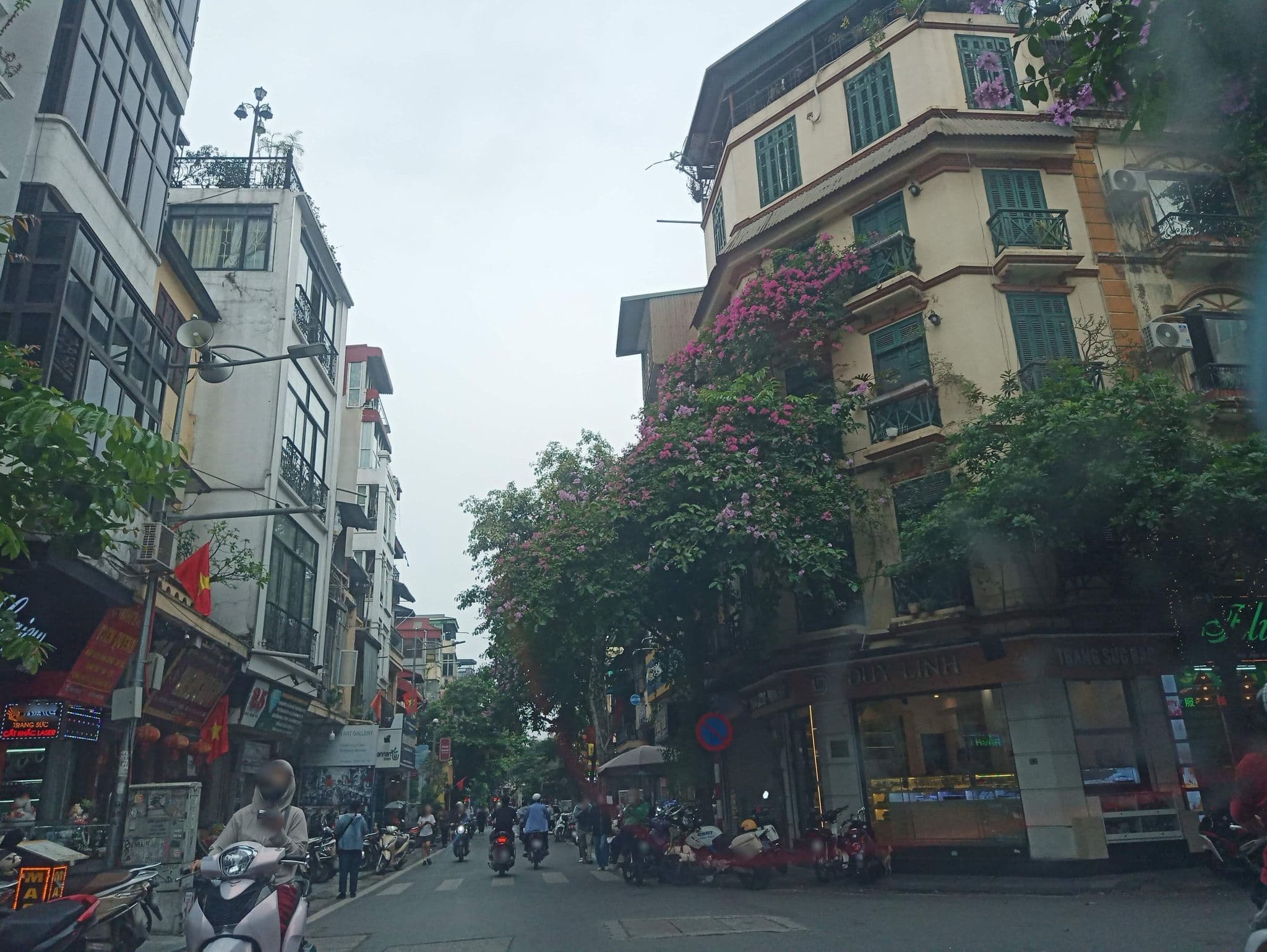 Street view near Khách Sạn Golden Wings II, Hoàn Kiếm