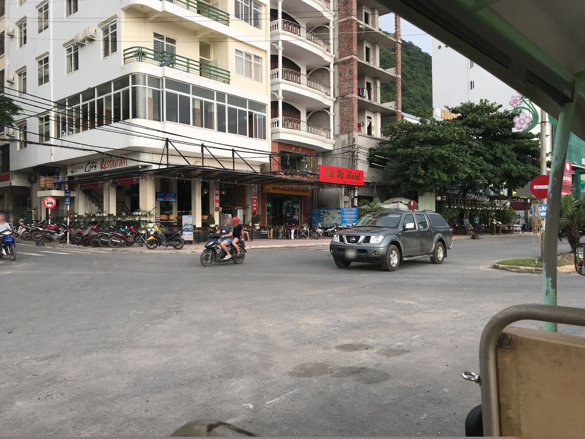 Street view near Cat Ba Dream, Cát Bà — © nigelramsay (CC BY-SA · Mapillary)