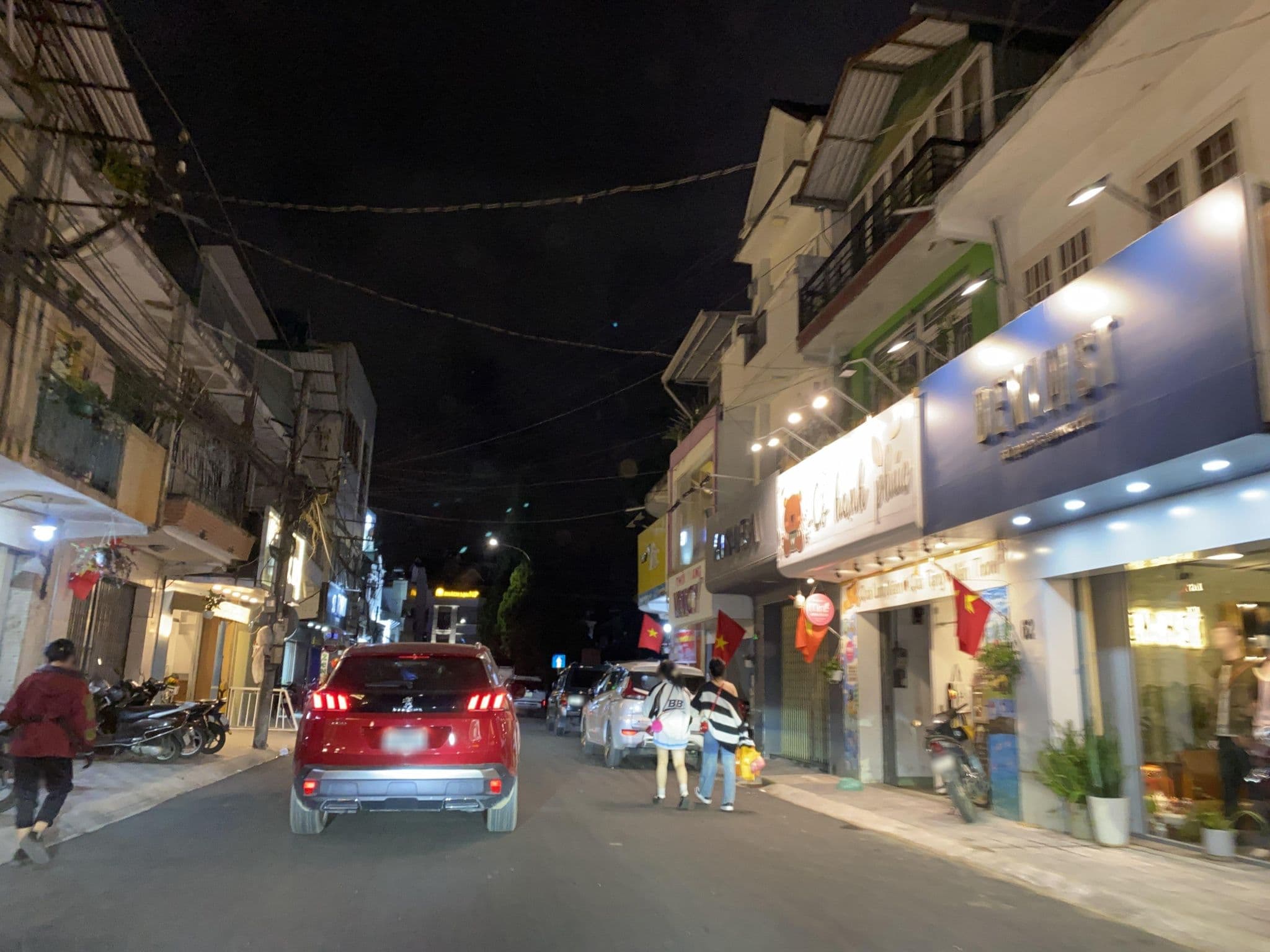 Street view near Á Đông, Ðà Lạt