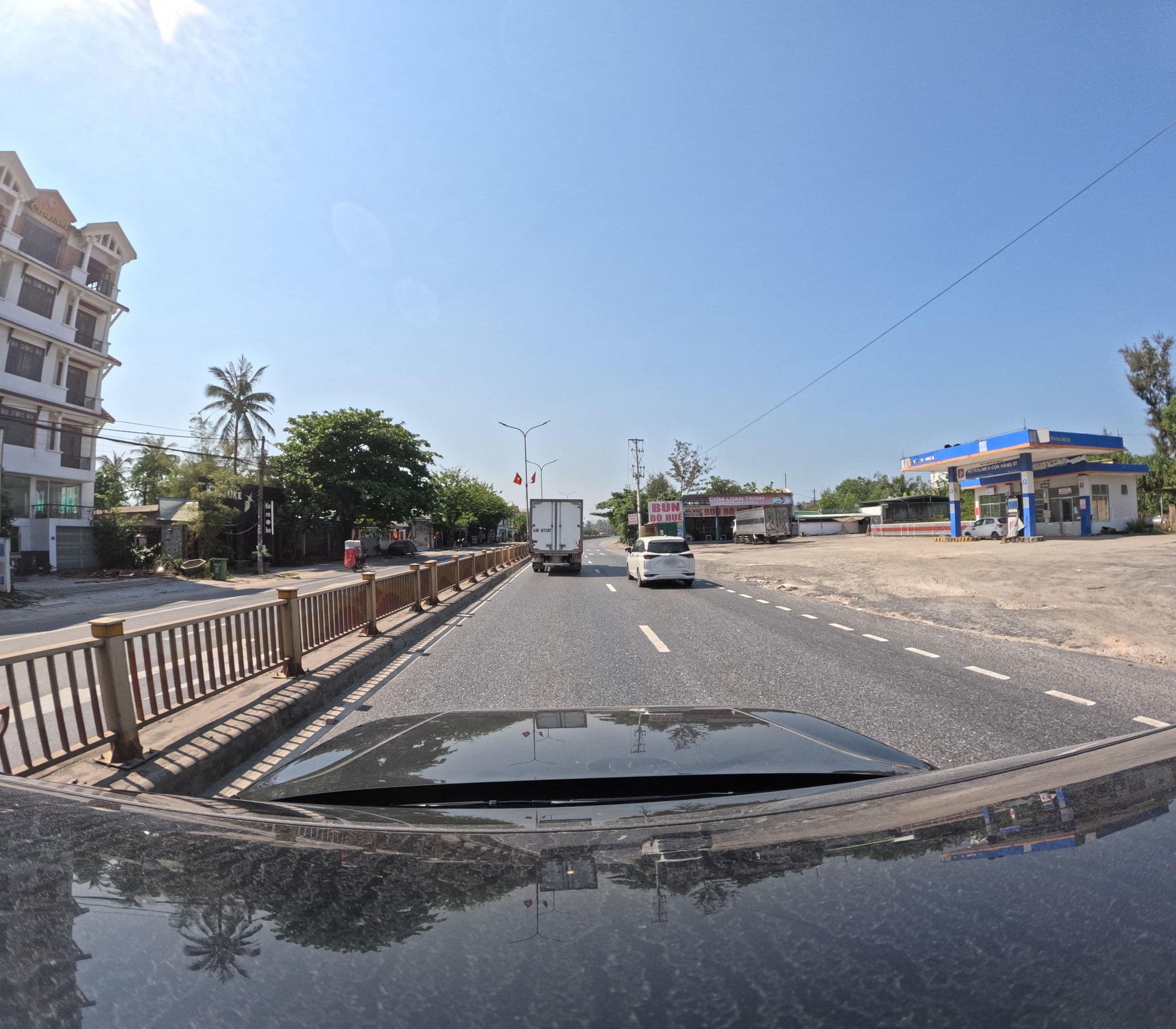 Street view near Mi Mi Hotel, Lăng Cô — © hrfhdsyu7w (CC BY-SA · Mapillary)
