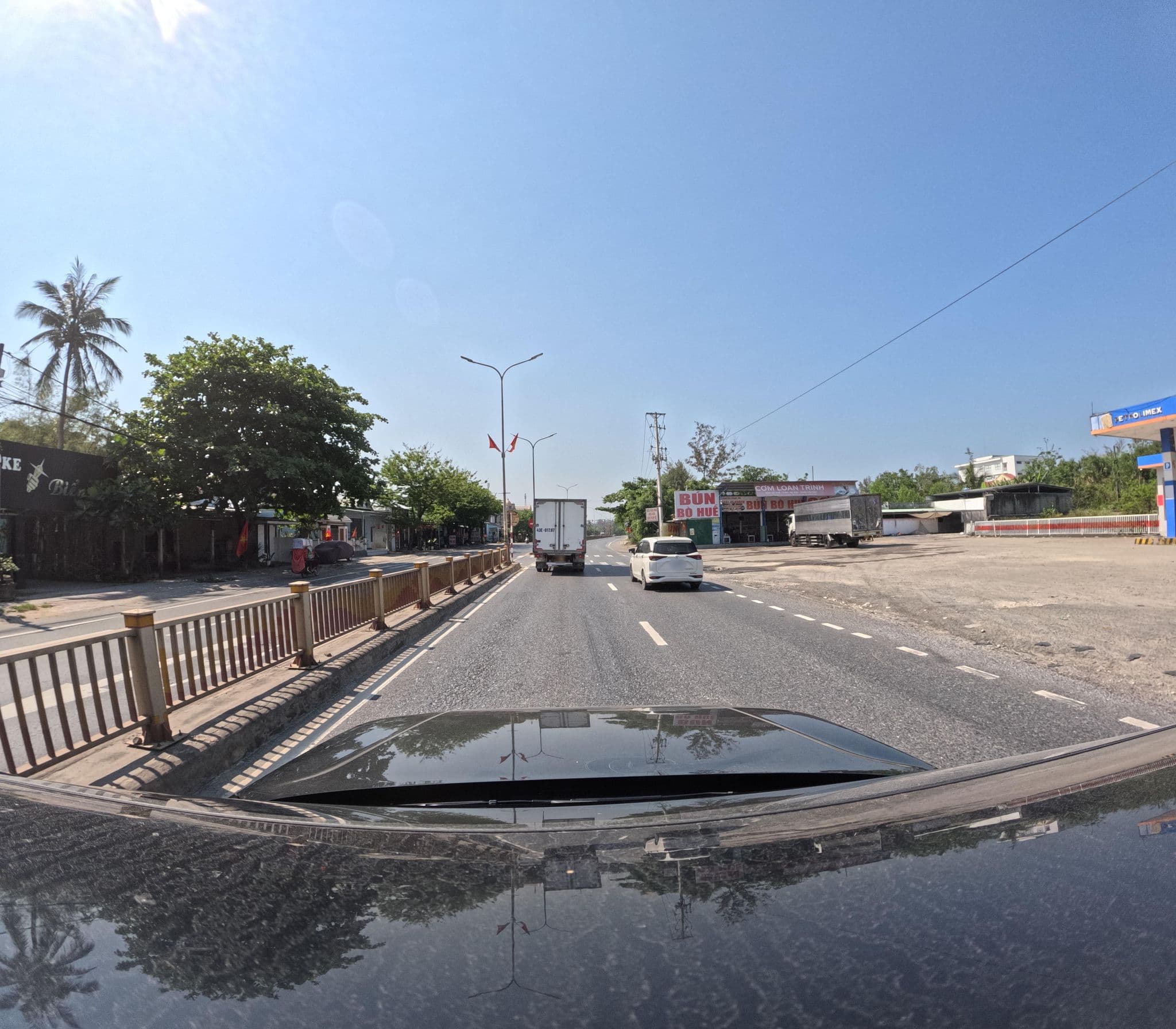 Street view near Charmpa Hotel, Lăng Cô — © hrfhdsyu7w (CC BY-SA · Mapillary)