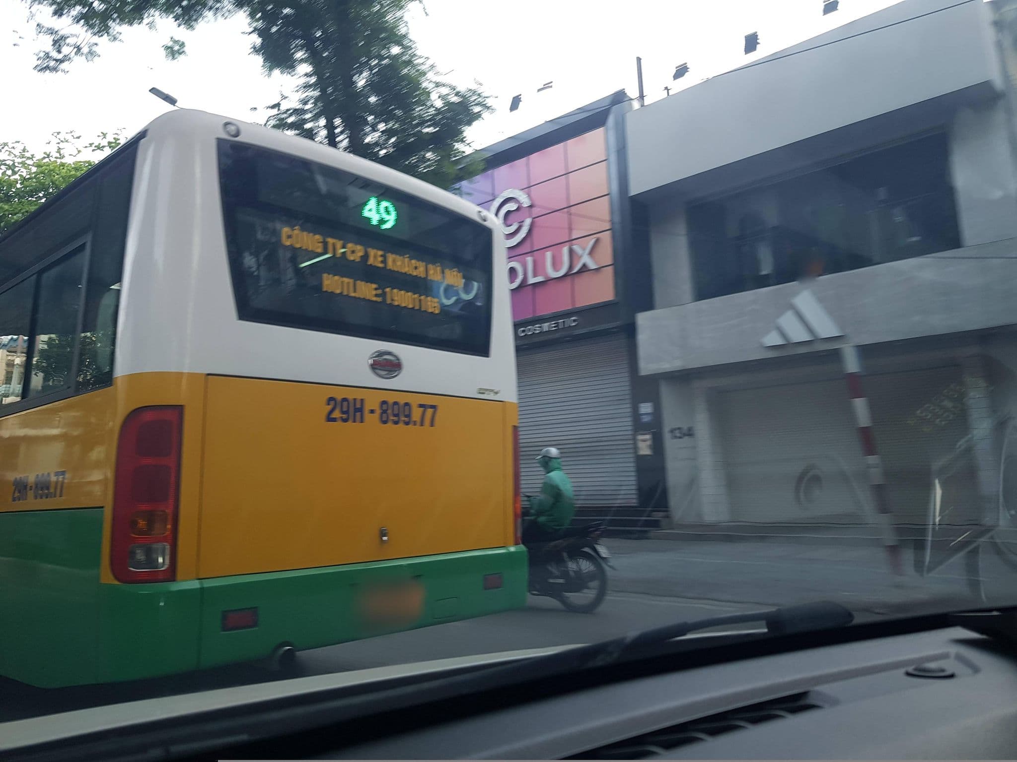 Street view near Khách Sạn Cầu Giấy, Dịch Vọng — © hn_right_1 (CC BY-SA · Mapillary)