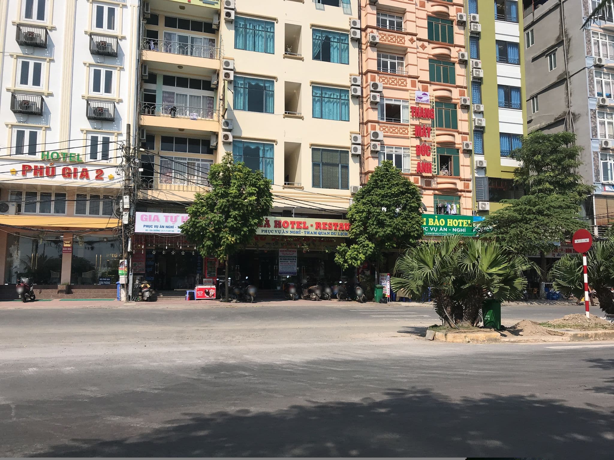 Street view near Phuong Mai Family Hotel, Cát Bà — © nigelramsay (CC BY-SA · Mapillary)