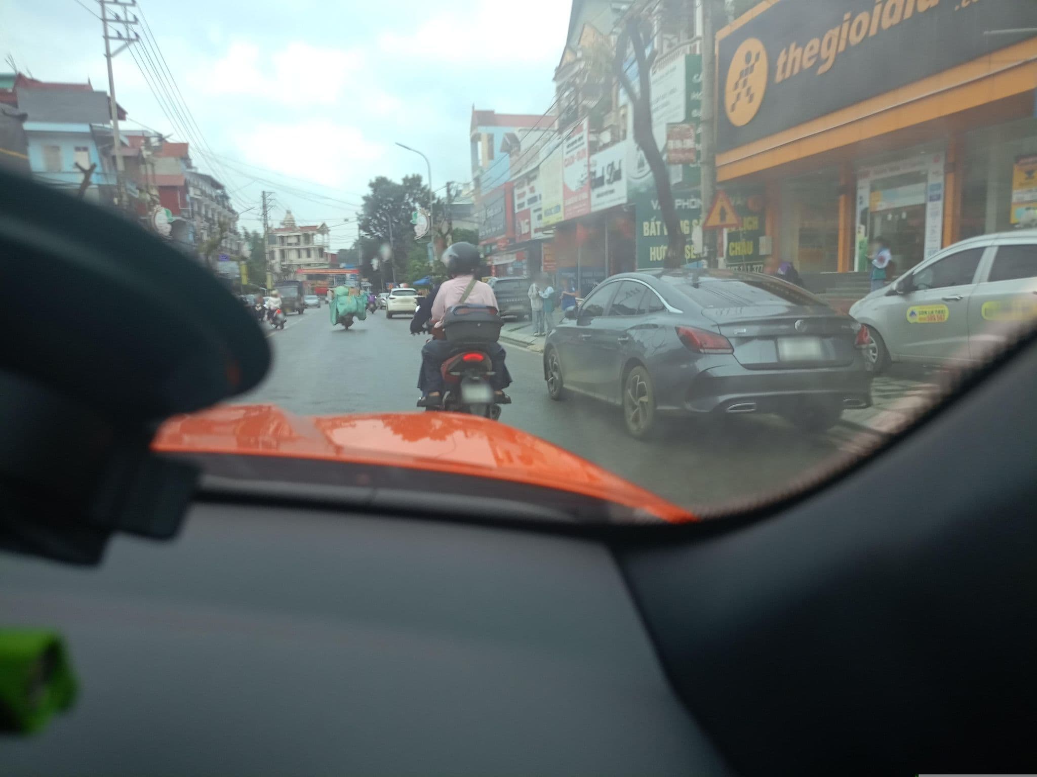 Street view near Huong Sen Hotel, Long Cốc — © XeLangThang (CC BY-SA · Mapillary)