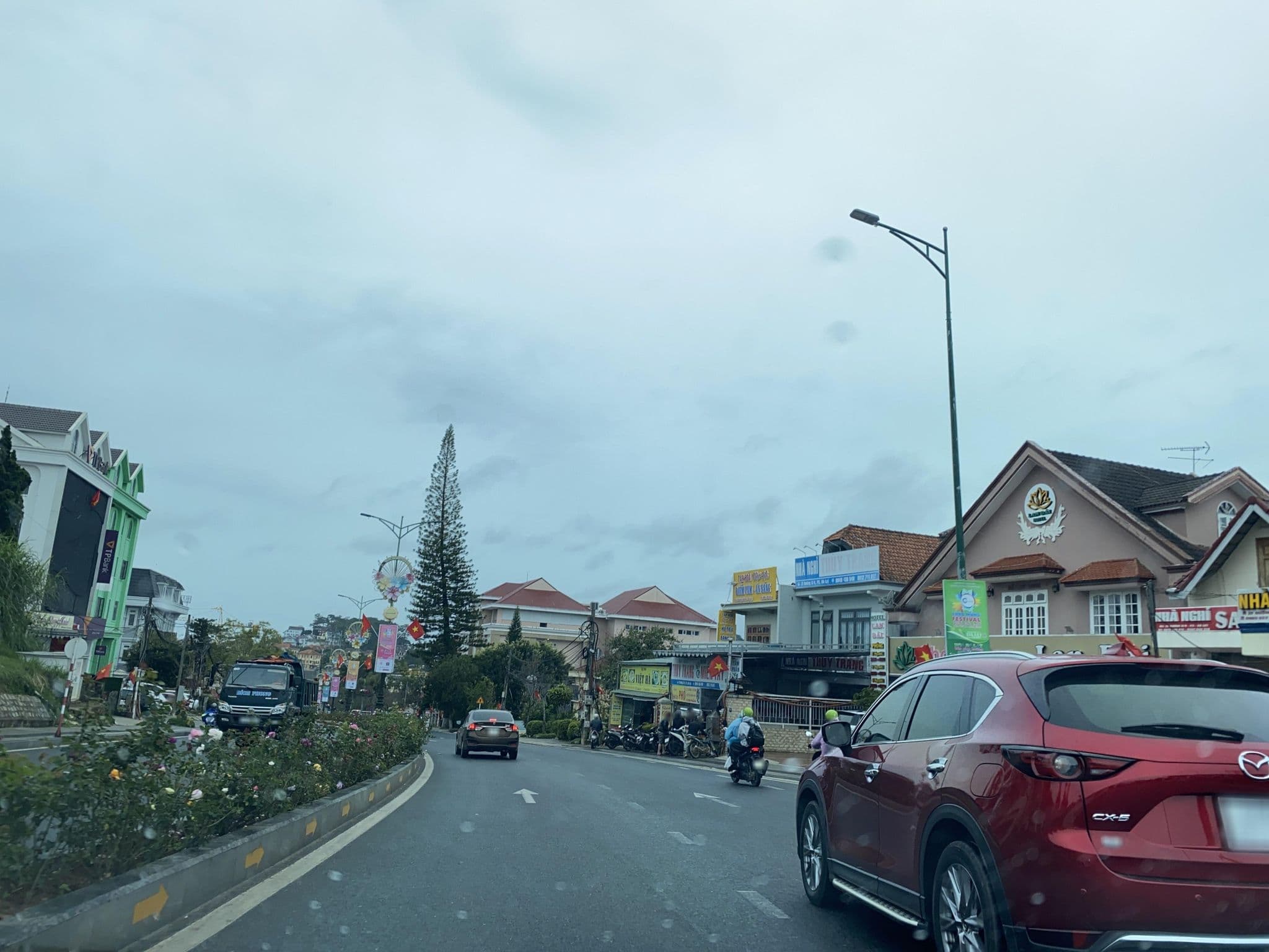 Street view near Long Dung, Ðà Lạt