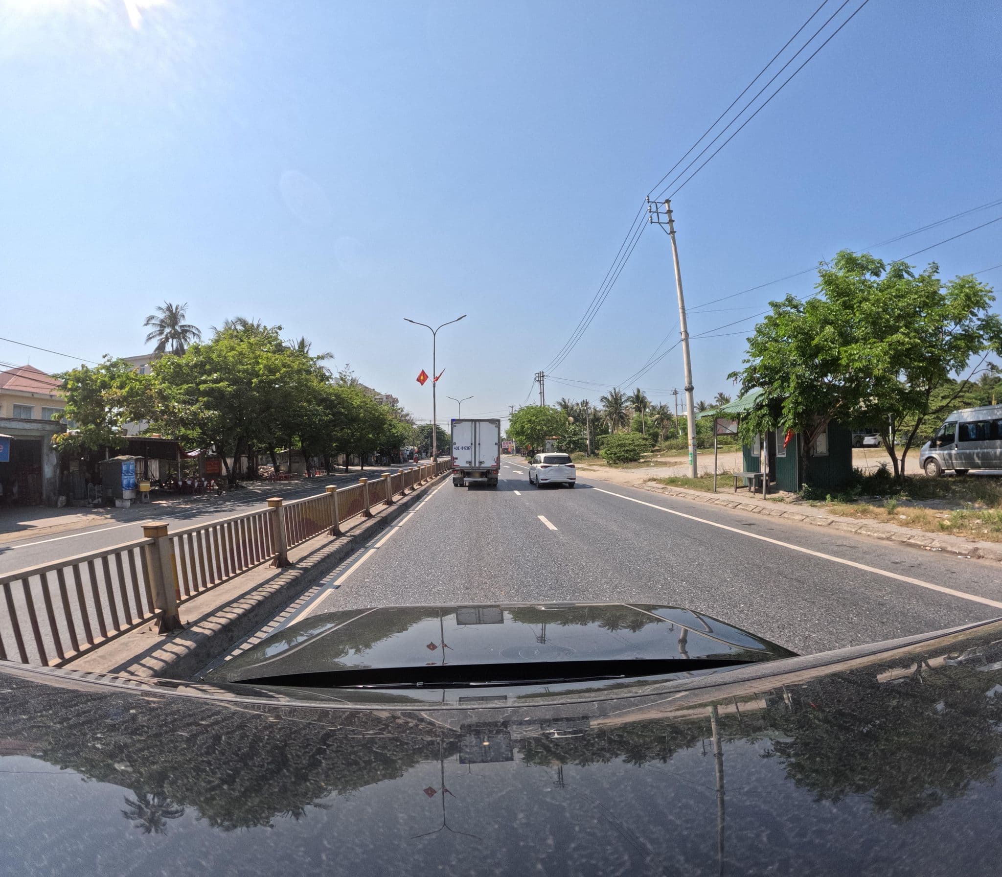 Street view near Hotel Mi Ni, Lăng Cô — © hrfhdsyu7w (CC BY-SA · Mapillary)