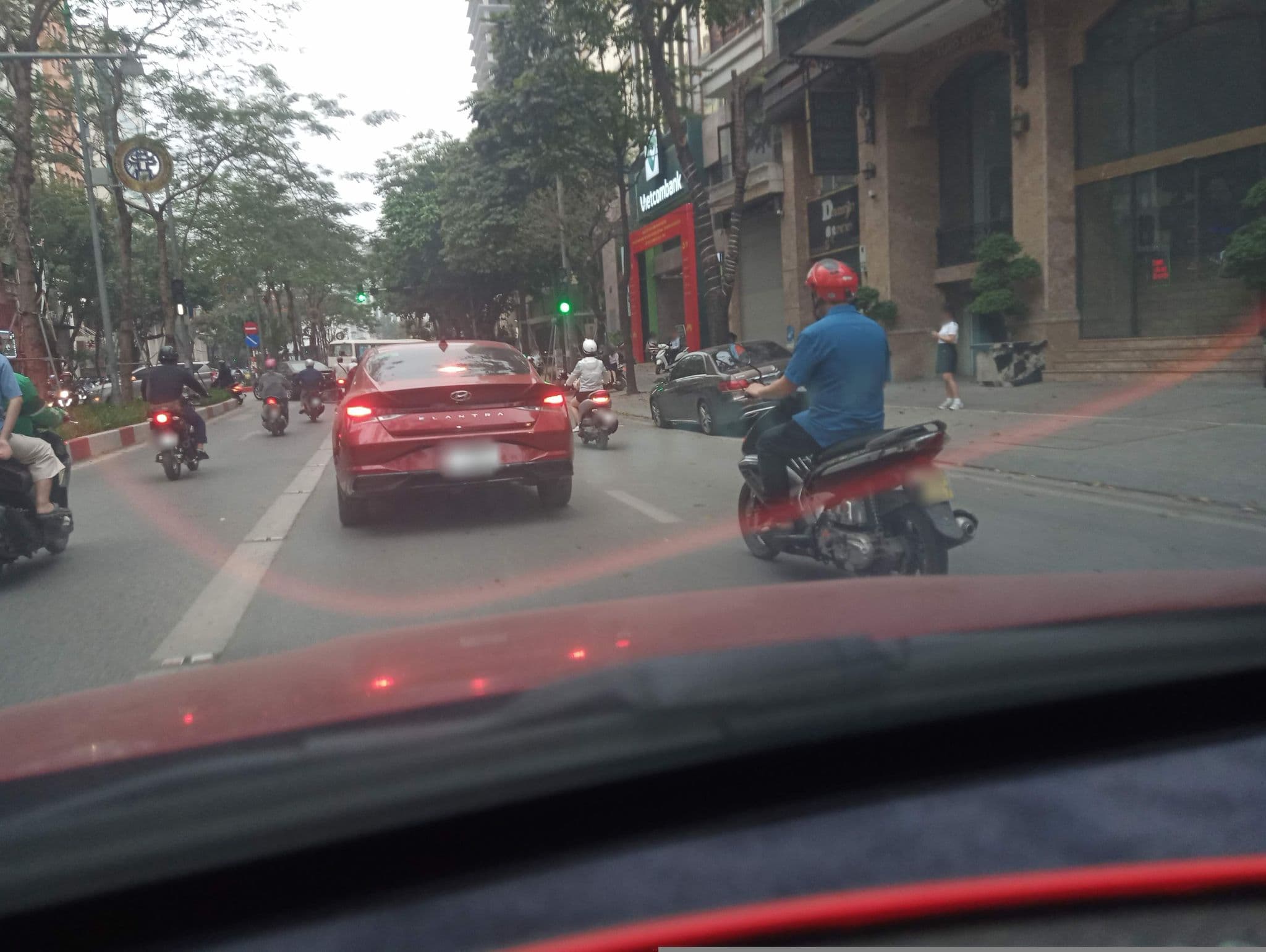 Street view near Oasis Hotel, Ô Chợ Dừa — © hn_front_1 (CC BY-SA · Mapillary)