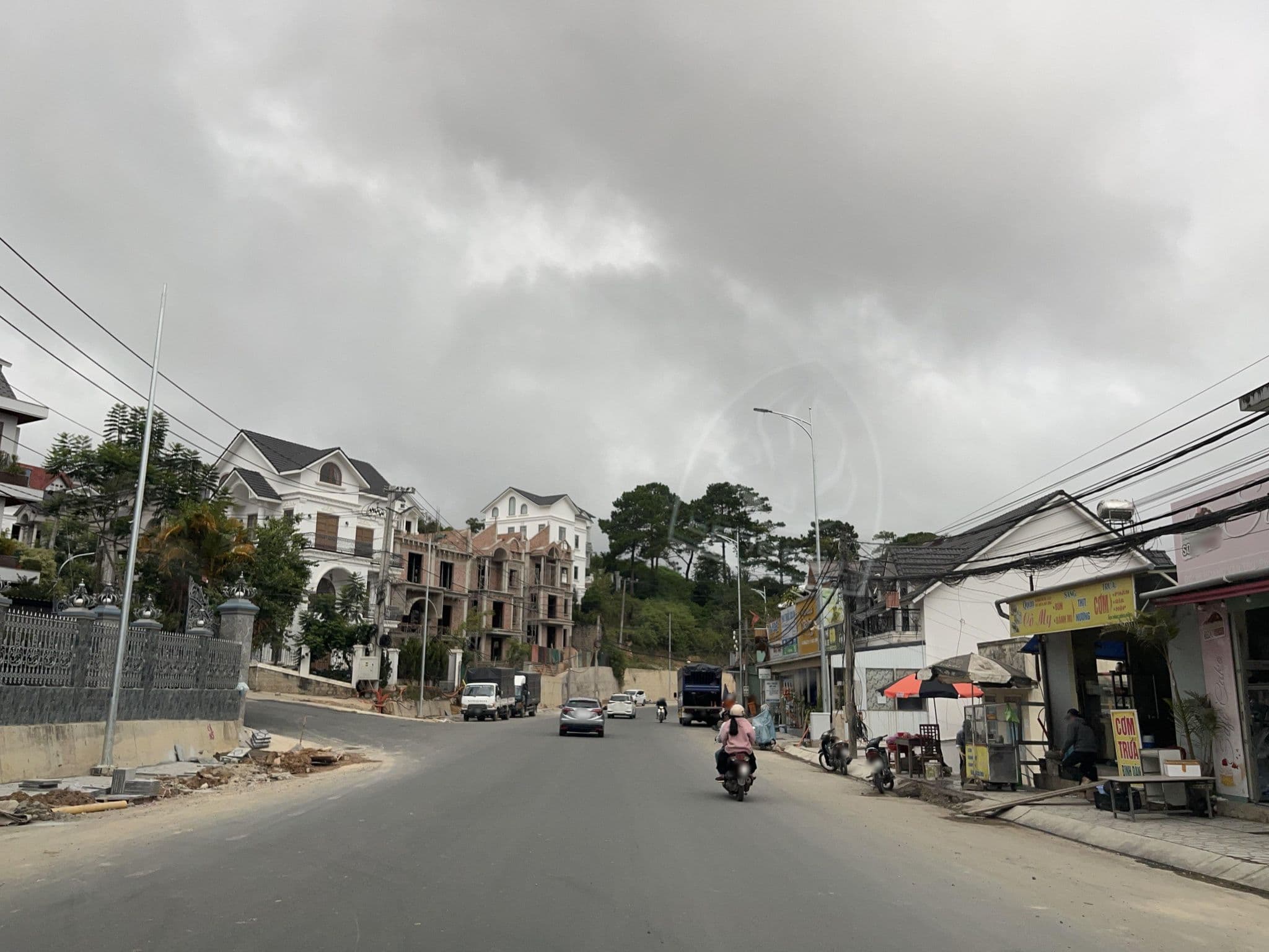 Street view near Khach San Cam Ly, Ðà Lạt