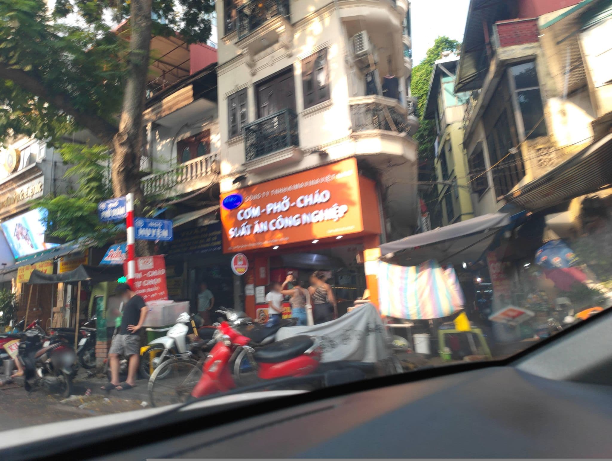 Street view near Khách Sạn Golden Snake, Hoàn Kiếm