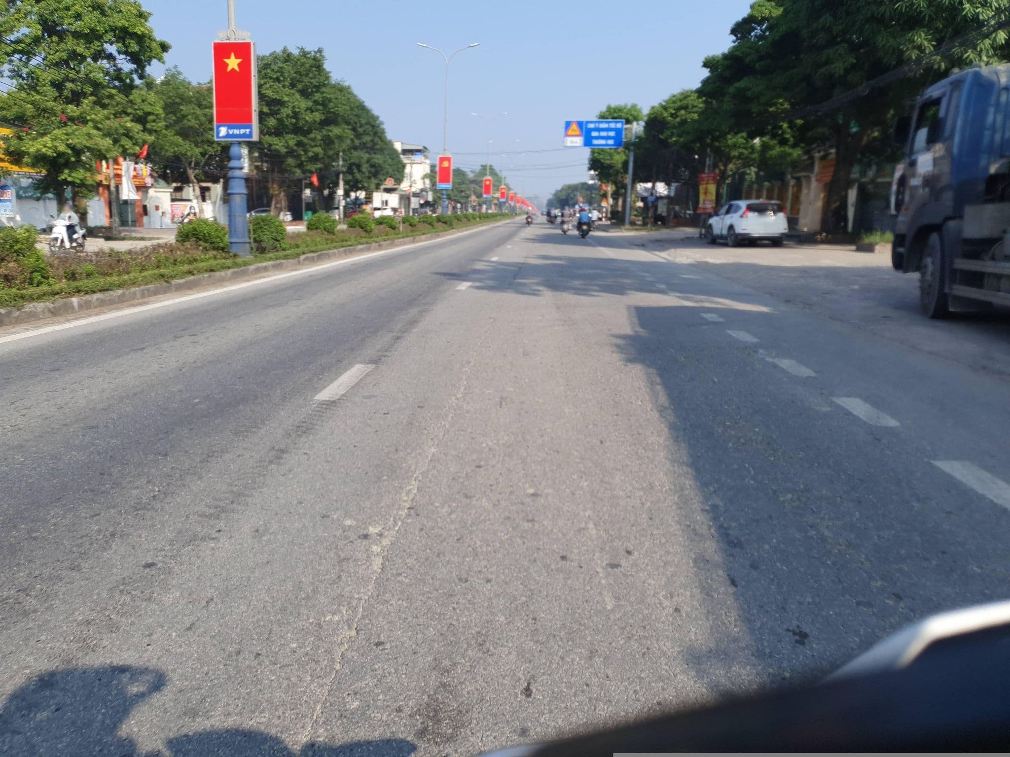 Street view near Hoang Son, Diễn Thành — © russmcd (CC BY-SA · Mapillary)