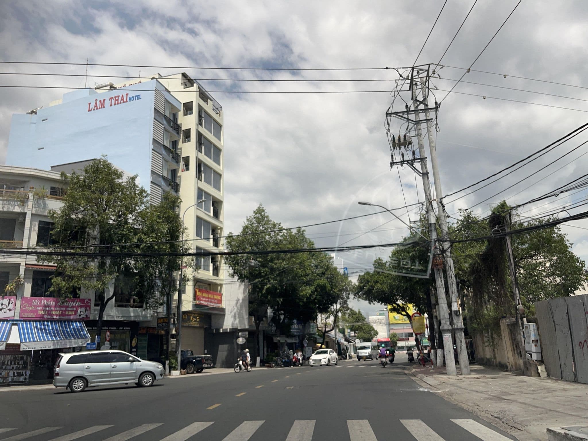 Street view near Lam Thai 38, Nha Trang