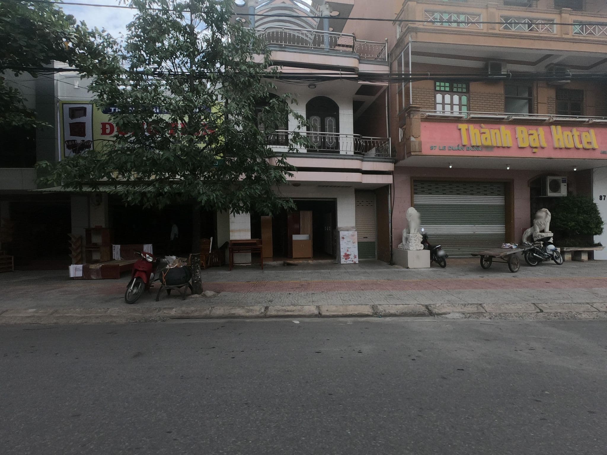 Street view near Thanh Dat Hotel, Ðông Hà — © rsnaru (CC BY-SA · Mapillary)