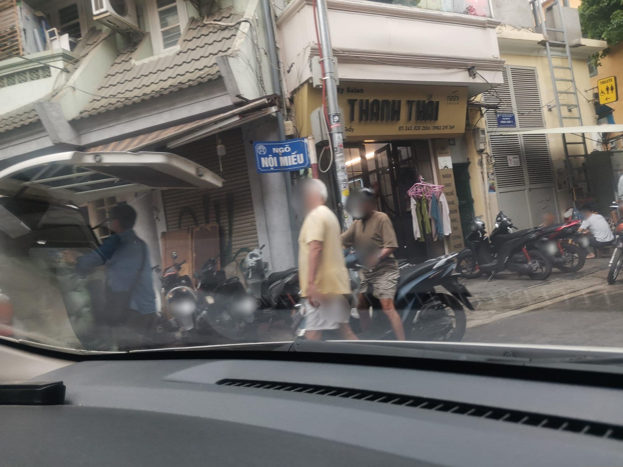 Street view near Zim's hotel, Hoàn Kiếm — © hn_left_2 (CC BY-SA · Mapillary)