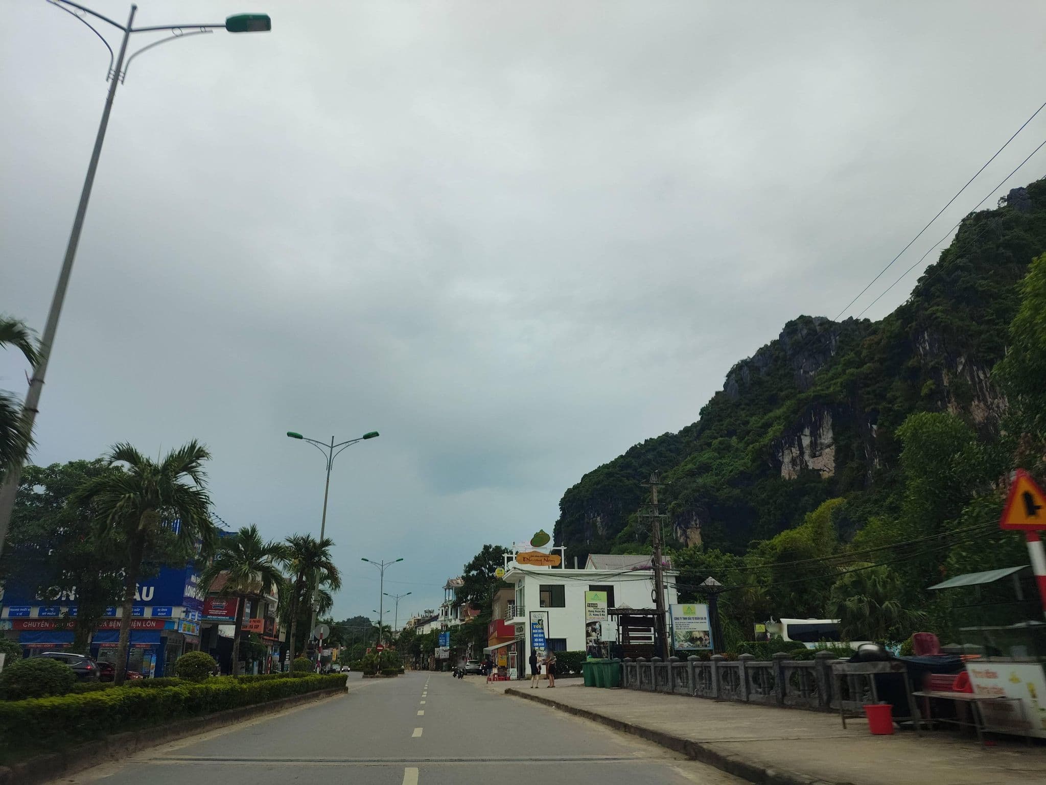 Street view near Phuong Nam Hotel, Xuân Sơn — © hn_right_1 (CC BY-SA · Mapillary)