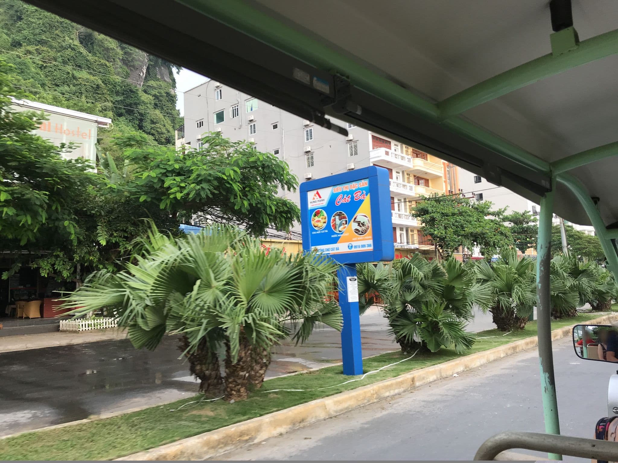 Street view near Tien Thang Hotel, Cát Bà — © nigelramsay (CC BY-SA · Mapillary)