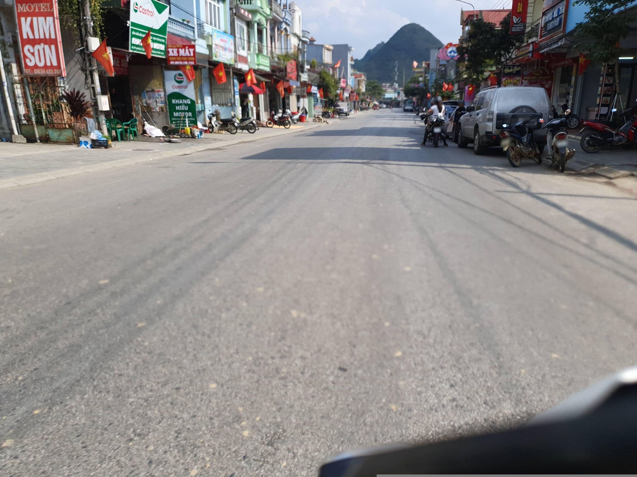 Street view near Motel Kim Son, Thị Trấn Yên Minh — © russmcd (CC BY-SA · Mapillary)