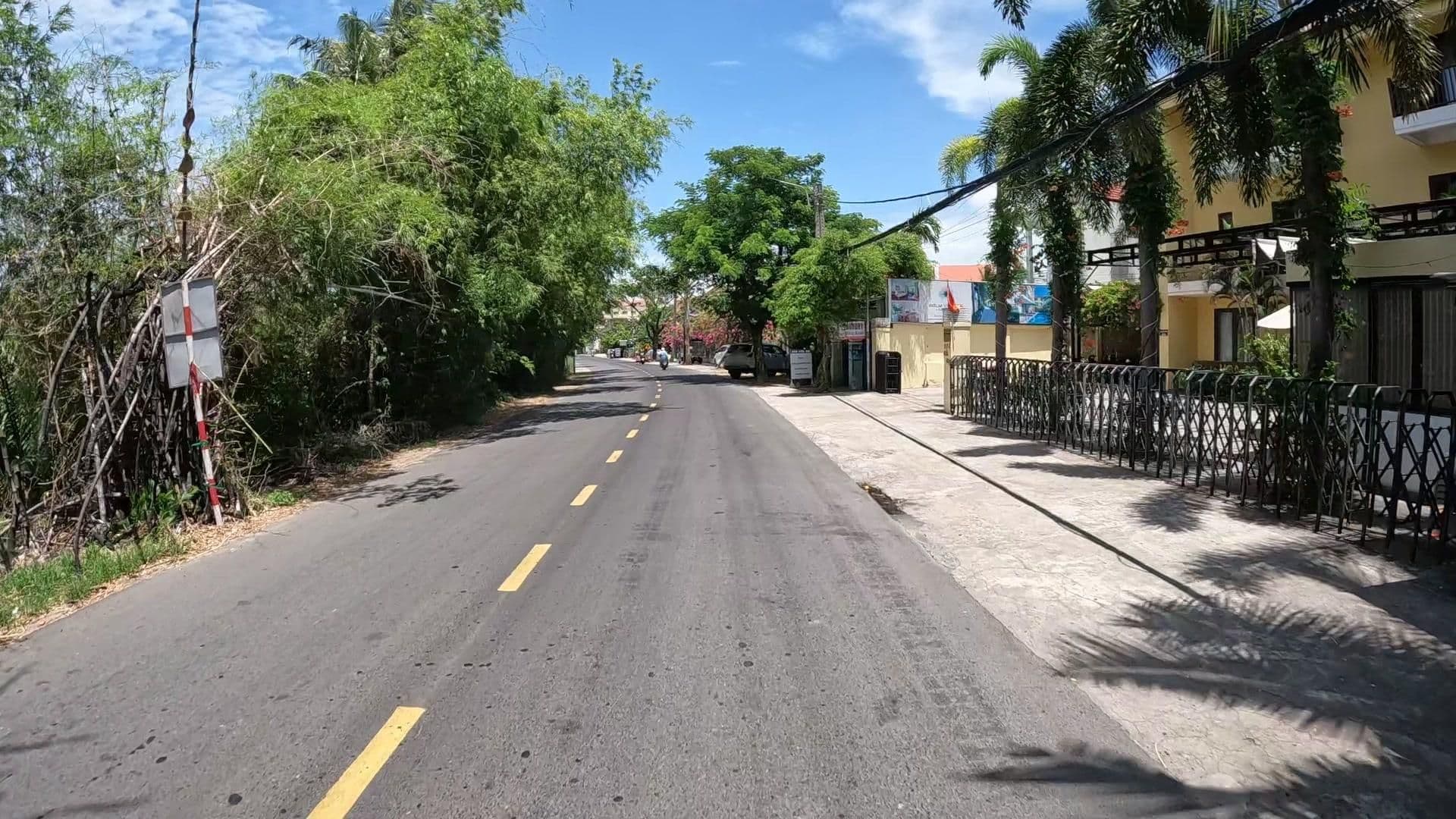 Street view near Mad Monkey Hoi An, Tra Que Vegetable Village — © lucomsky (CC BY-SA · Mapillary)