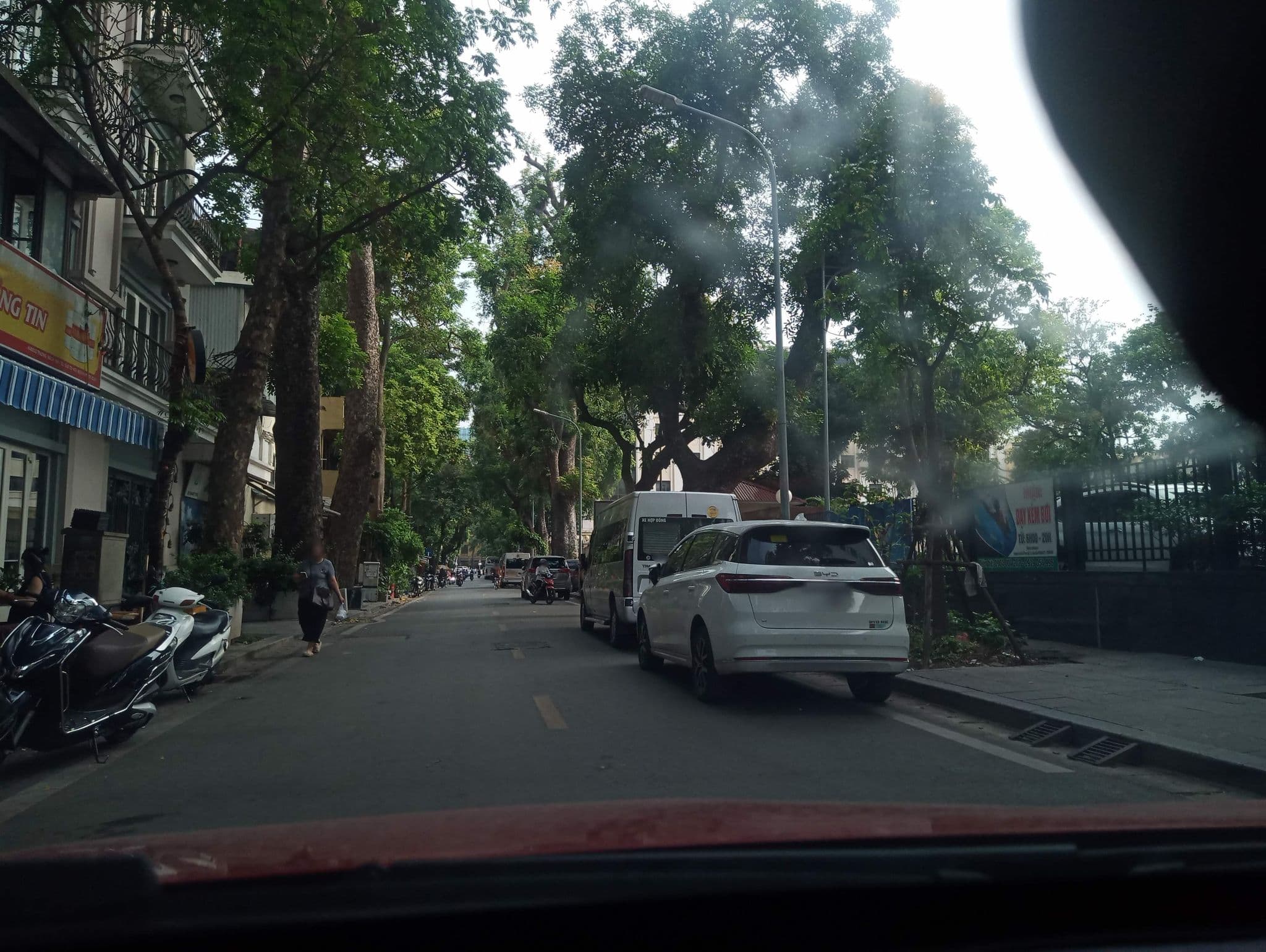 Street view near Khách Sạn Airbnb, Cửa Nam — © hn_front_1 (CC BY-SA · Mapillary)