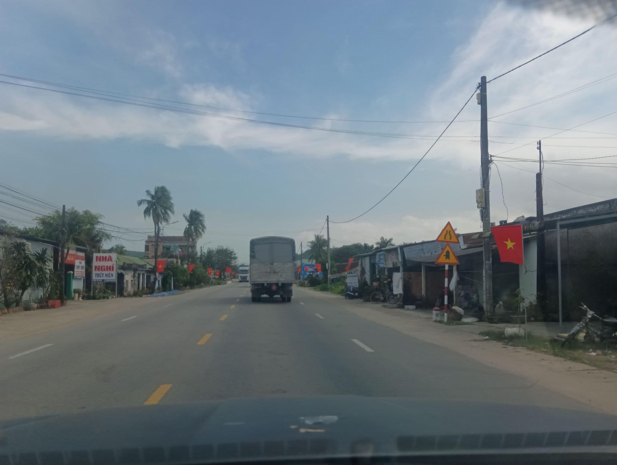 Street view near Thuy Nien Hotel, Đức Phổ — © builangbat (CC BY-SA · Mapillary)