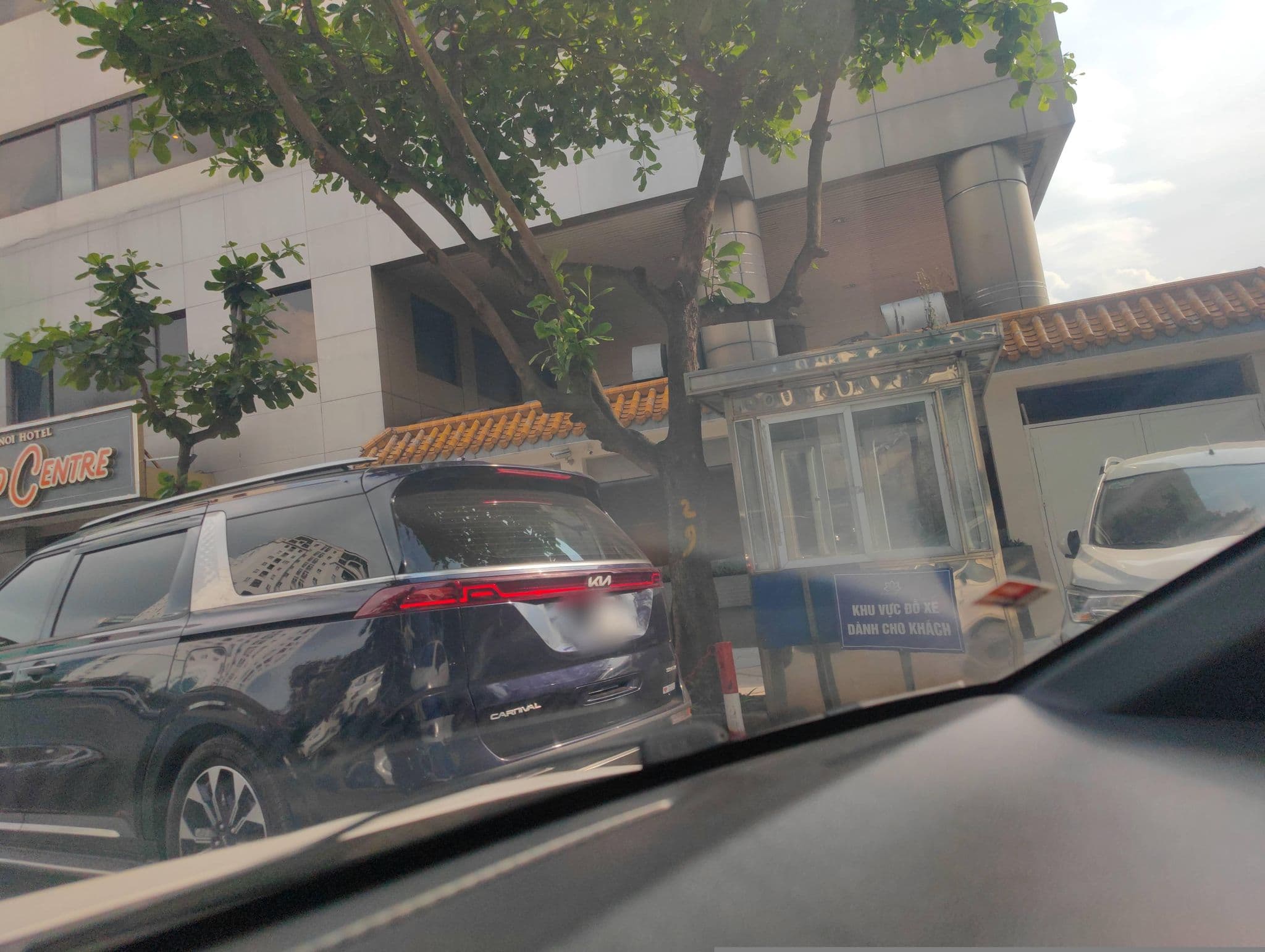 Street view near Khách Sạn Hanoi, Ô Chợ Dừa — © hn_right_2 (CC BY-SA · Mapillary)