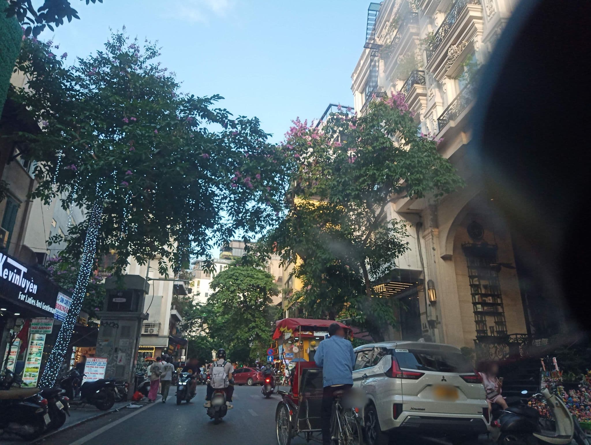 Street view near Khách Sạn Hanoi Bella Rosa, Hoàn Kiếm — © hn_front_1 (CC BY-SA · Mapillary)