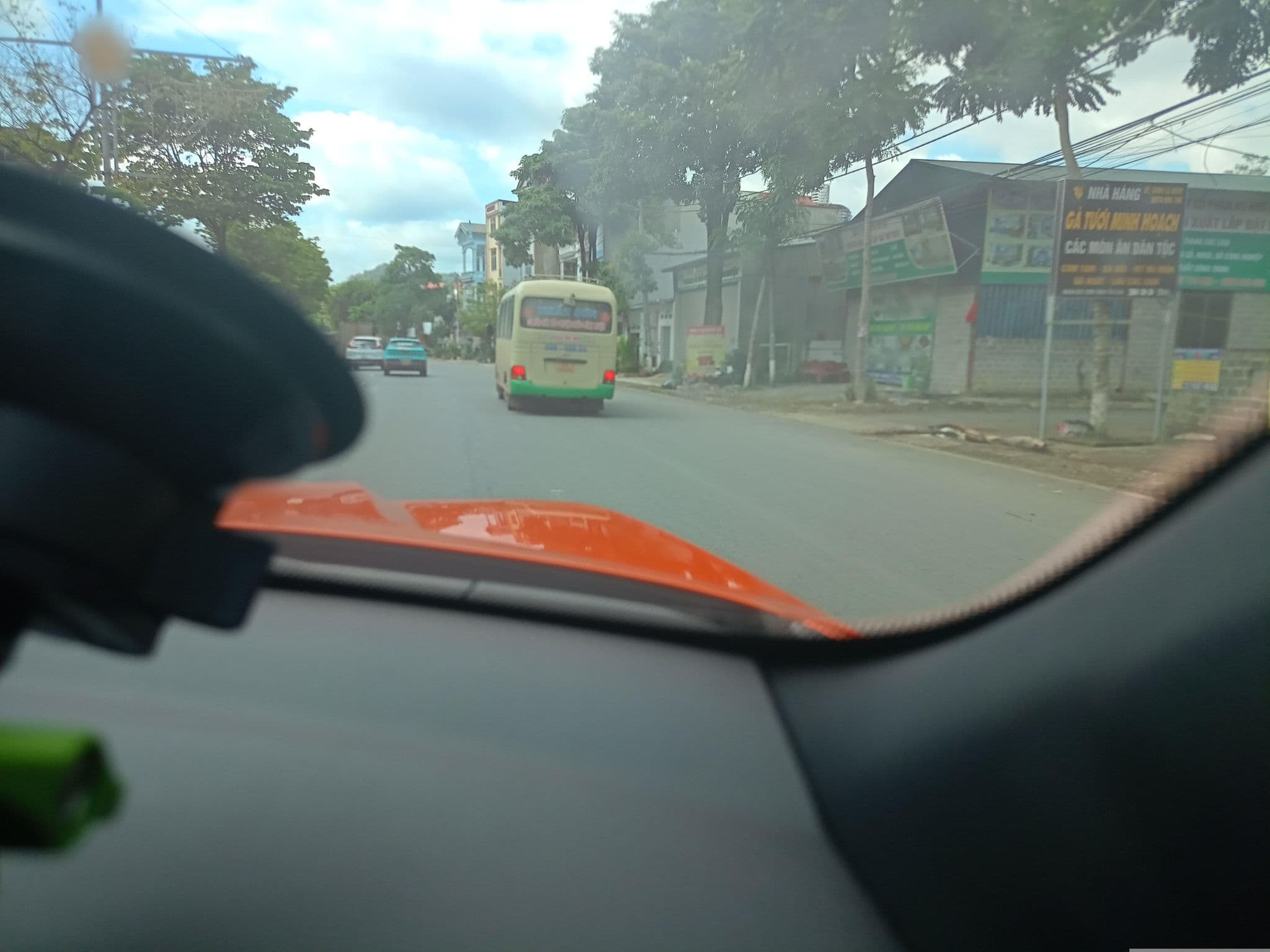 Street view near NHA NGHI QUANG TUNG Guesthouse, Sơn La — © XeLangThang (CC BY-SA · Mapillary)