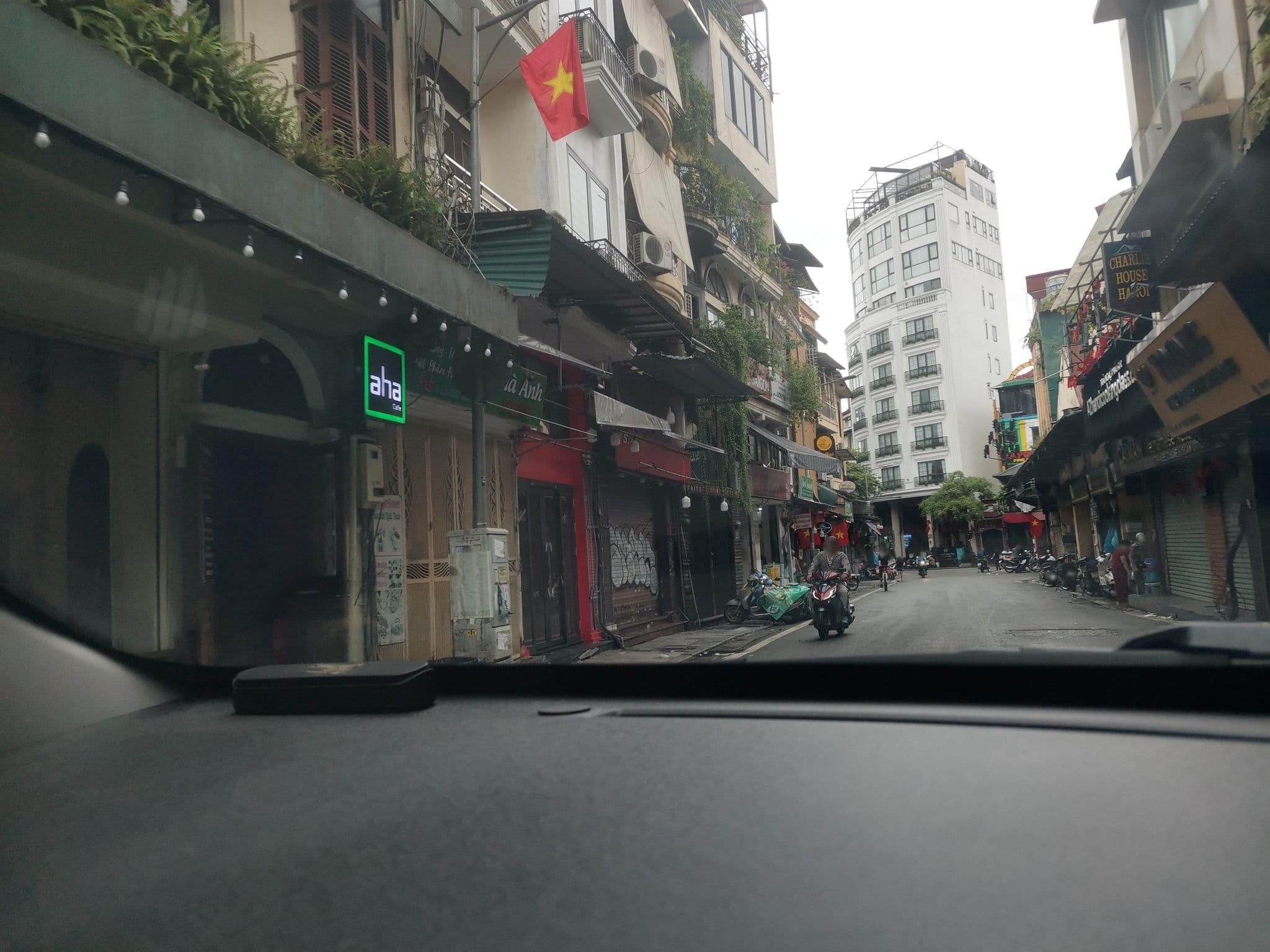 Street view near Khách Sạn BB's, Hoàn Kiếm — © hn_left_2 (CC BY-SA · Mapillary)