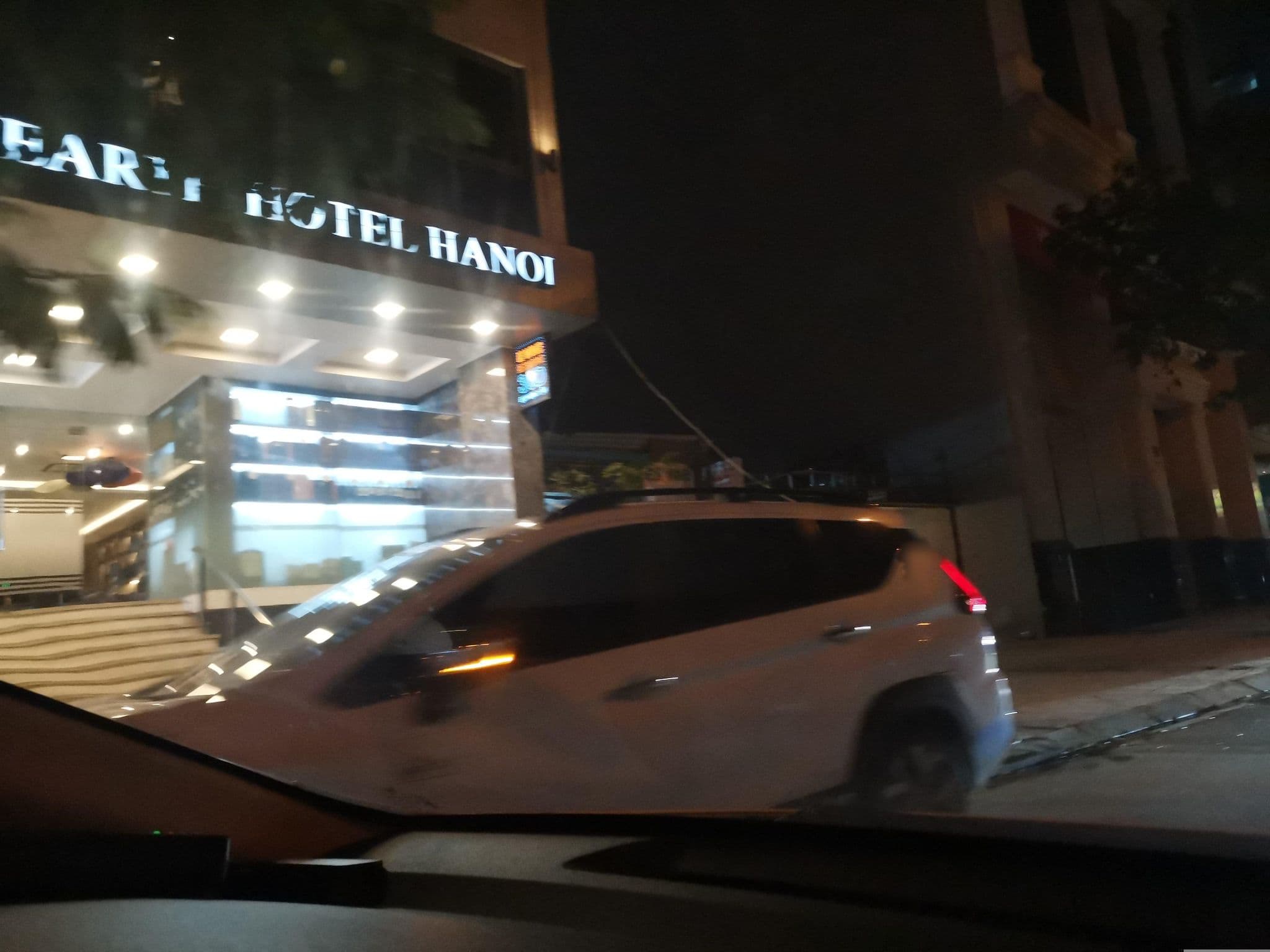 Street view near Khách Sạn Inearth, Mai Dịch — © hn_left_2 (CC BY-SA · Mapillary)