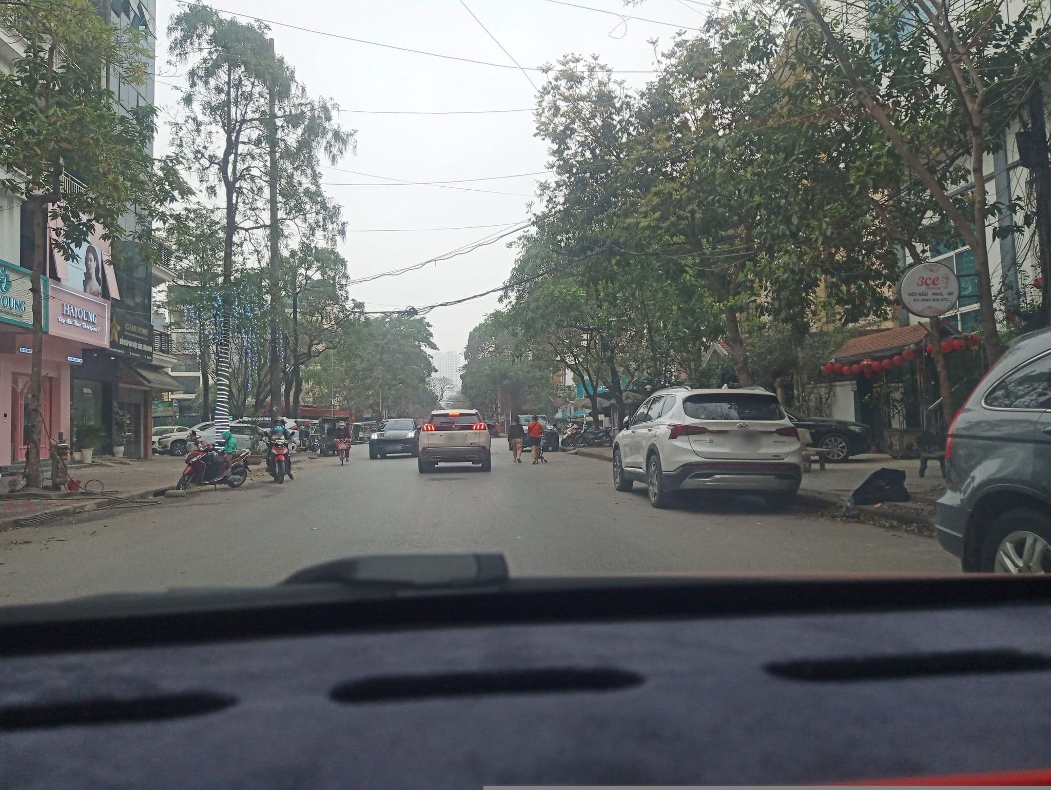 Street view near Khách Sạn Quê Hương, Bạch Mai — © hn_front_1 (CC BY-SA · Mapillary)