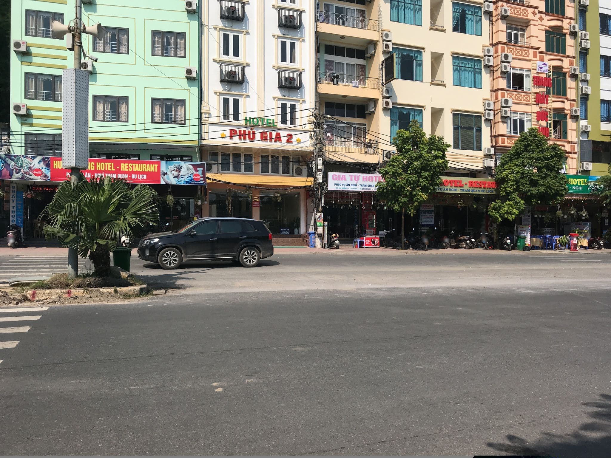 Street view near Huong Cang Hotel, Cát Bà — © nigelramsay (CC BY-SA · Mapillary)