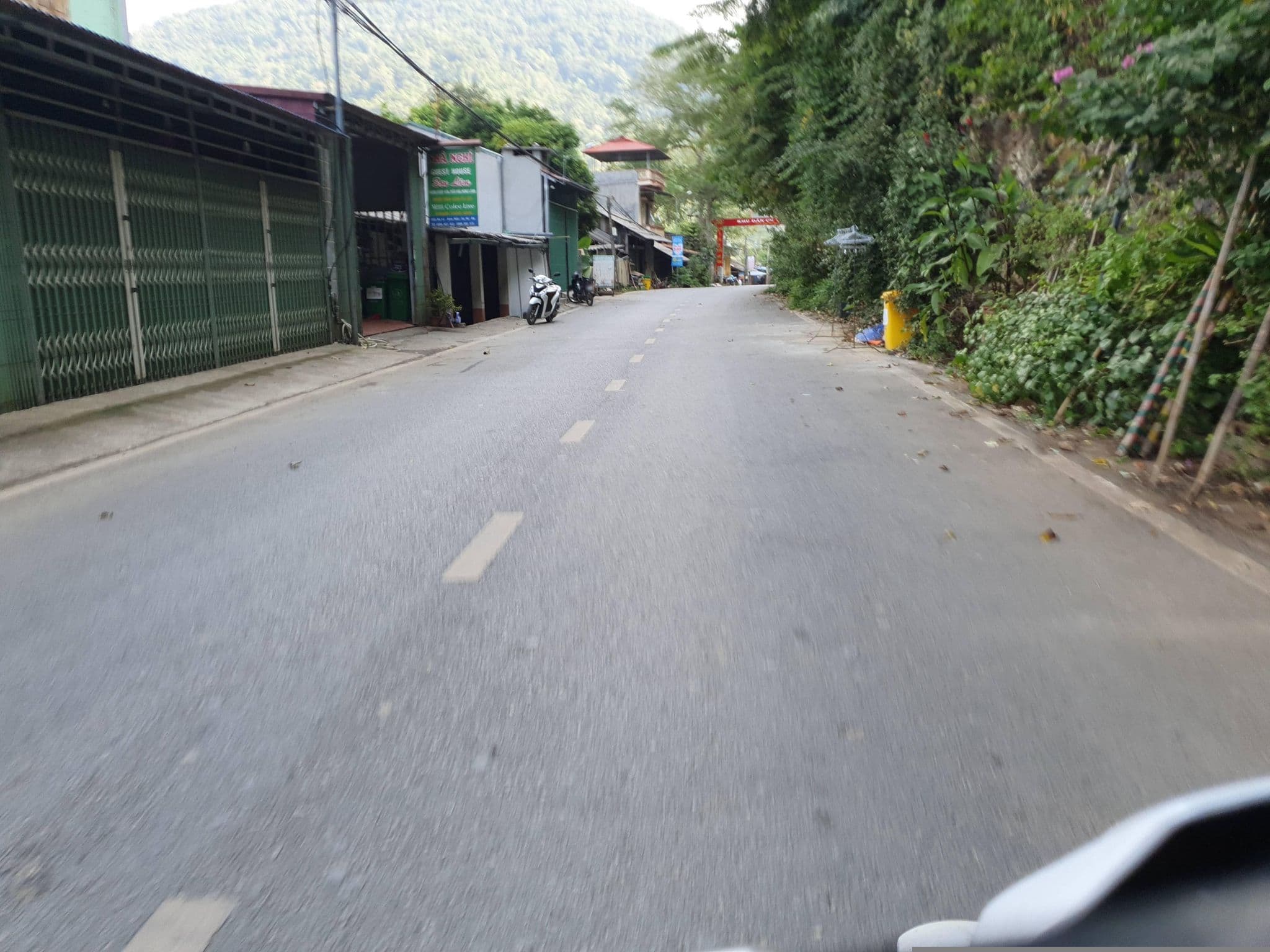 Street view near Son Lam guesthouse, Chợ Rã — © russmcd (CC BY-SA · Mapillary)