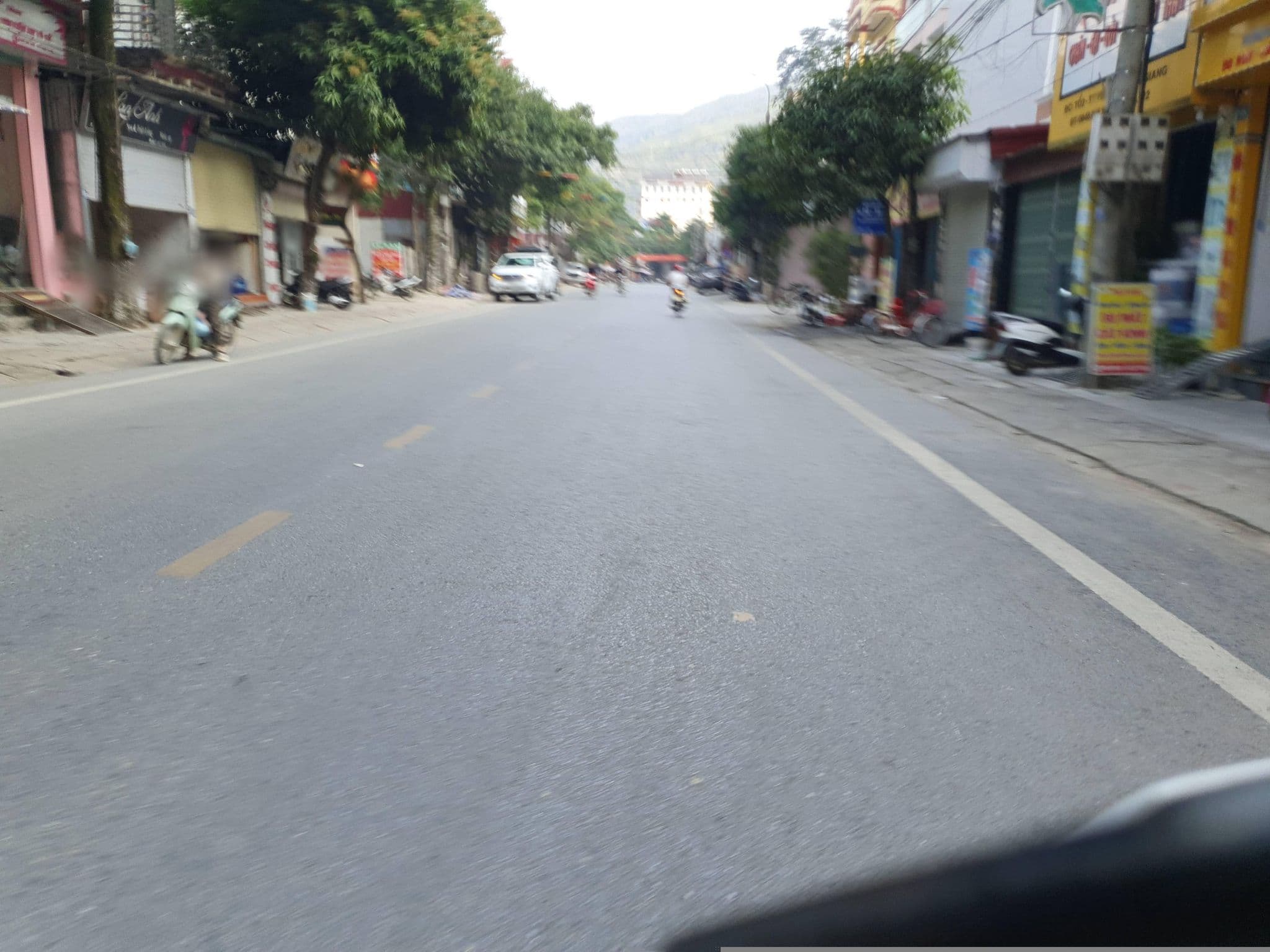 Street view near Linh guesthouse, Thị Trấn Yên Minh — © russmcd (CC BY-SA · Mapillary)