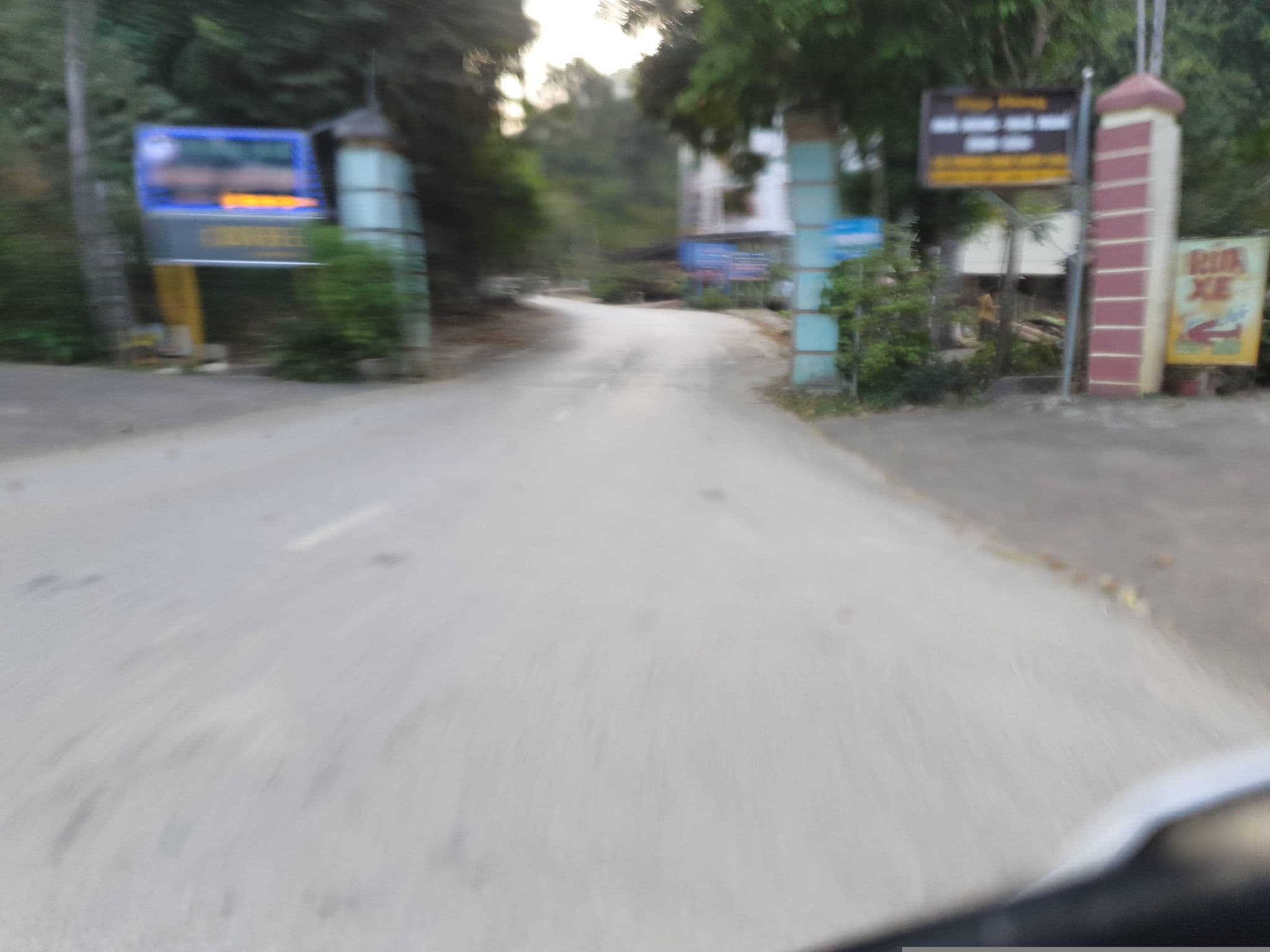 Street view near Nha nghi hop hong, Chợ Rã — © russmcd (CC BY-SA · Mapillary)
