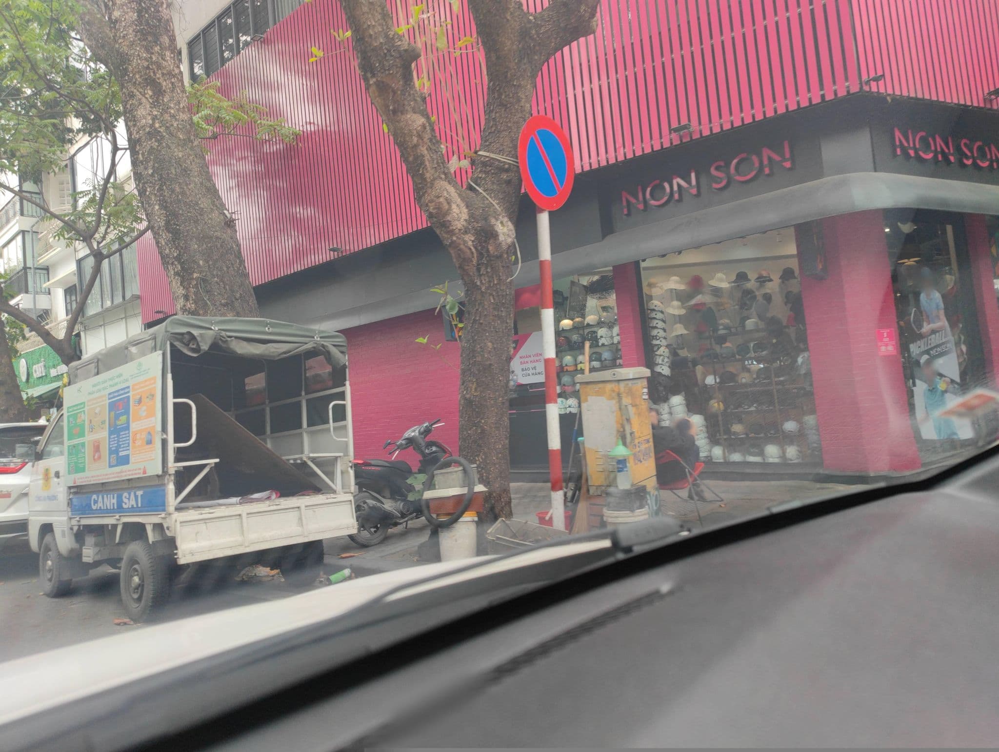 Street view near Khách Sạn Hanoi Gratitude, Hoàn Kiếm — © hn_right_2 (CC BY-SA · Mapillary)